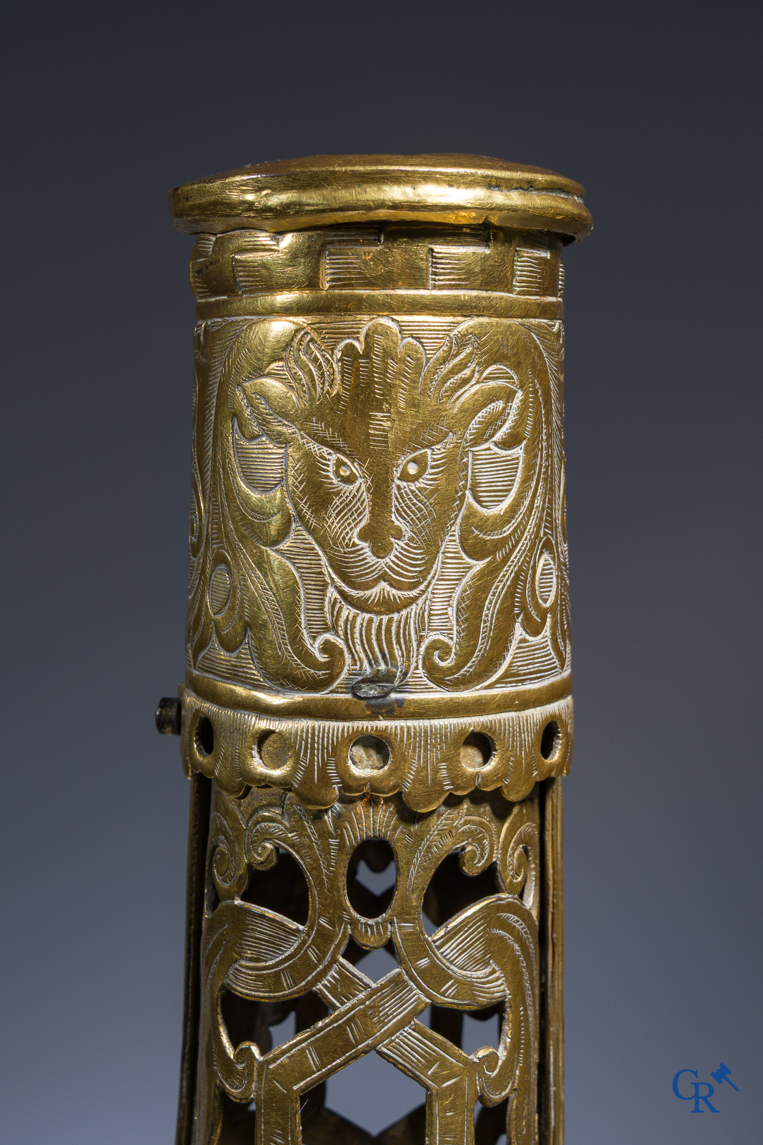 Een Venetiaanse pelgrimskalebas "Gourde de pelerin" in gegraveerd en verguld koper. Eind XVIe - Begin XVIIe eeuw.