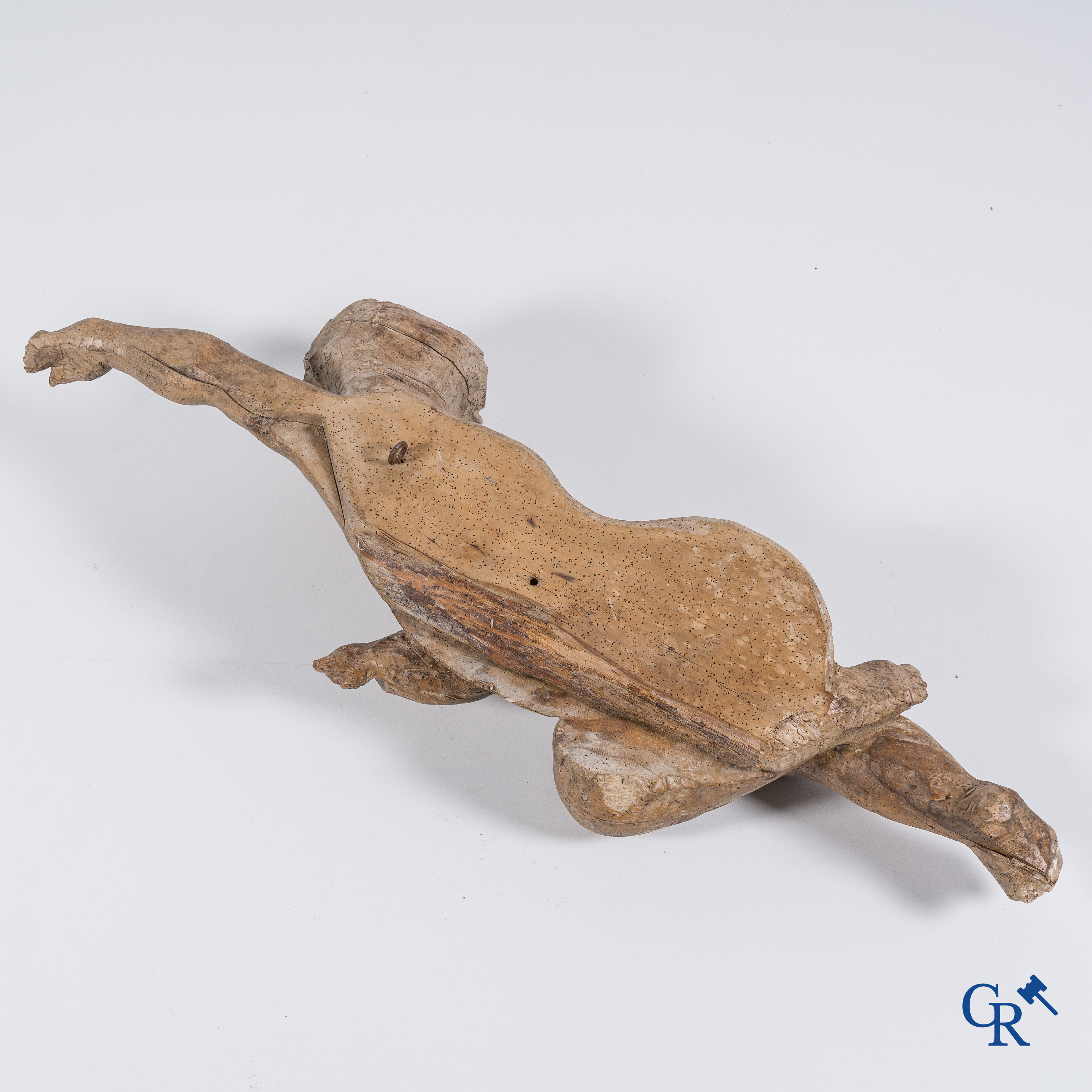 Un grand ange en bois sculpté. 18-19ème siècle.