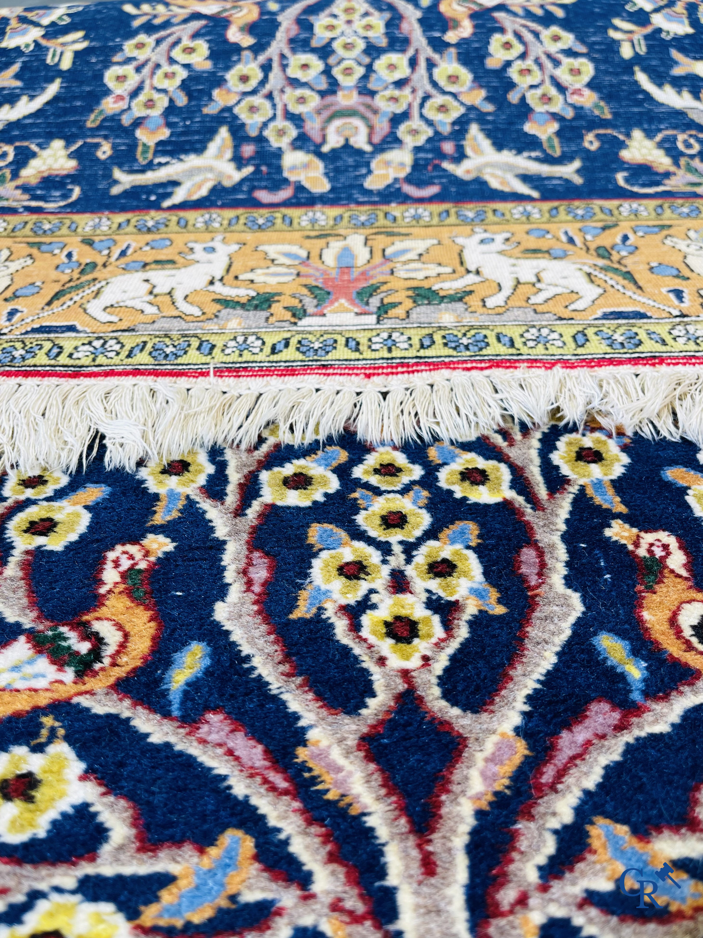 Tapis d'orient: Iran, tapis persan noué à la main avec un décor d'animaux de la forêt.