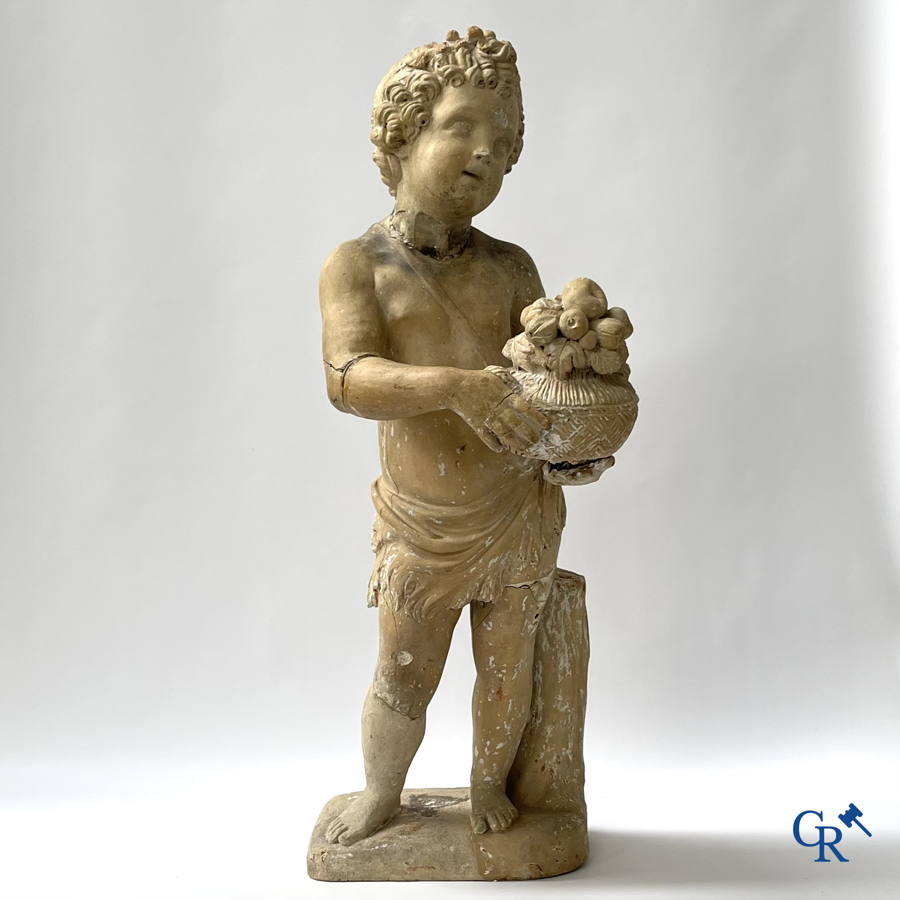 Antiek tuinbeeld. Een engel met bloemenmand in terra cotta. Eind 18e eeuw.