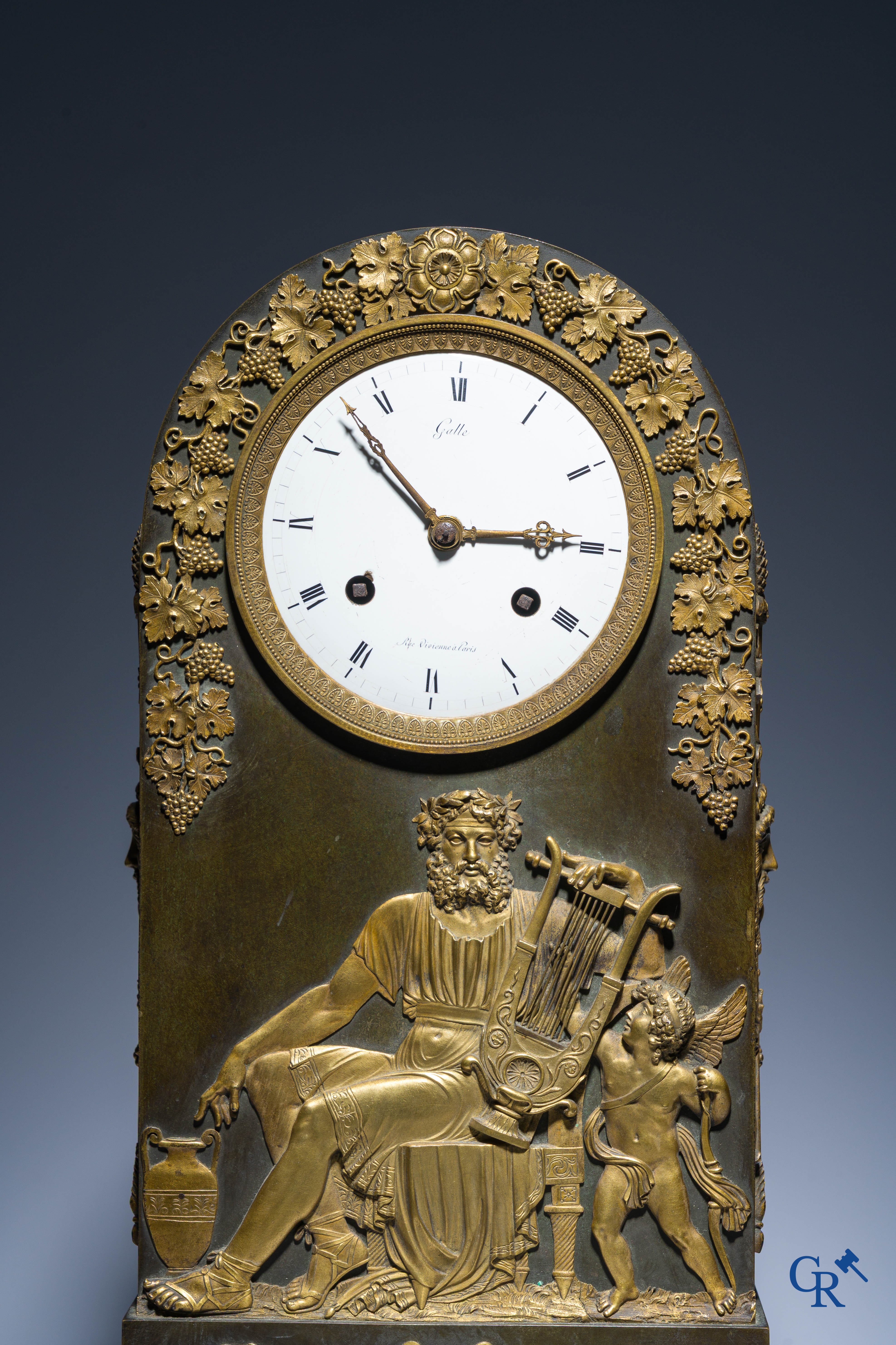 Claude Galle, Rue Vivienne à Paris. Pendule borne "Anacreon" in verguld en gepatineerd brons. Empire, Circa 1806.