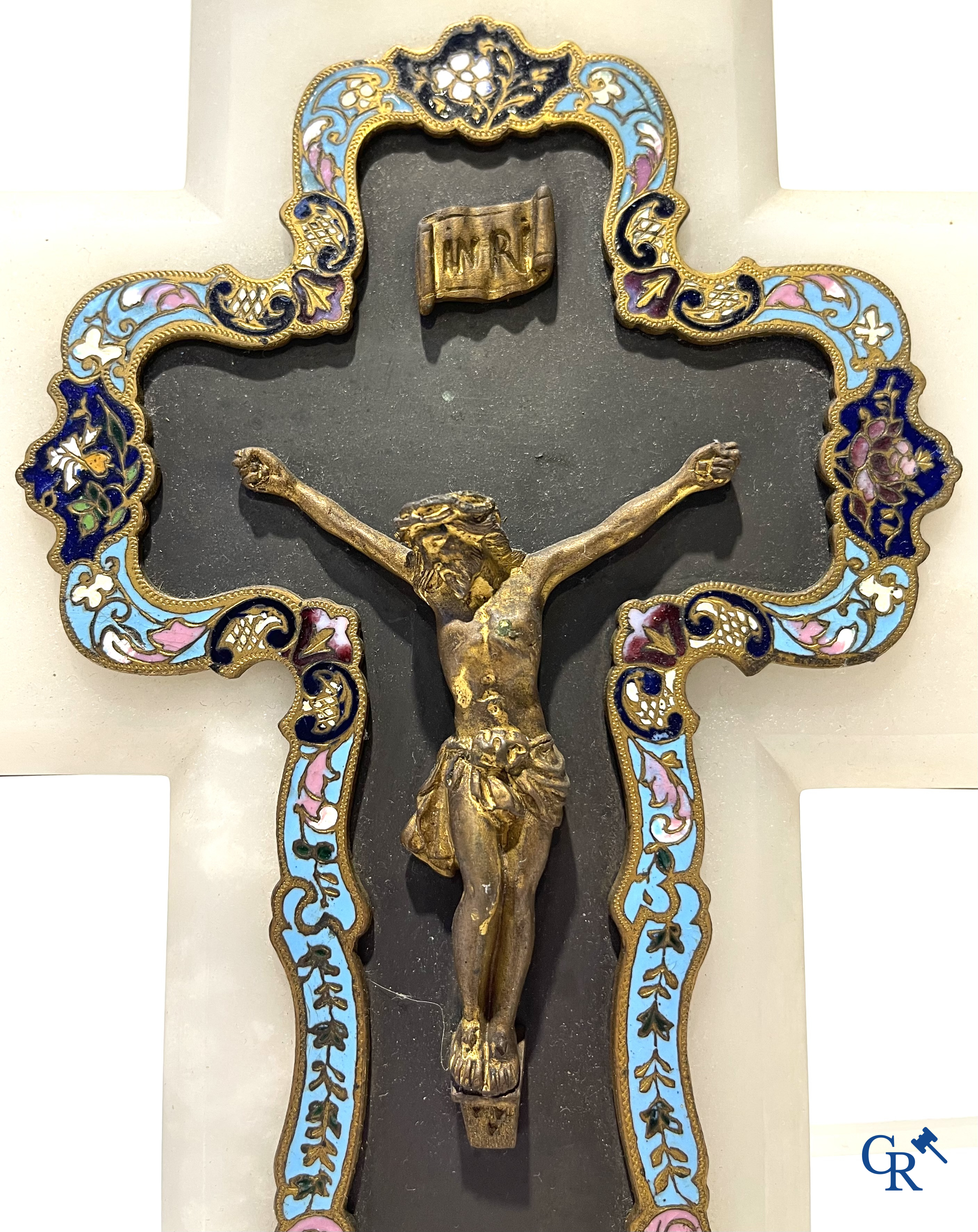 Objets religieux, 2 benitiers en bronze et cloisonné et une statue en albâtre du cœur sacré. XIXe siècle.