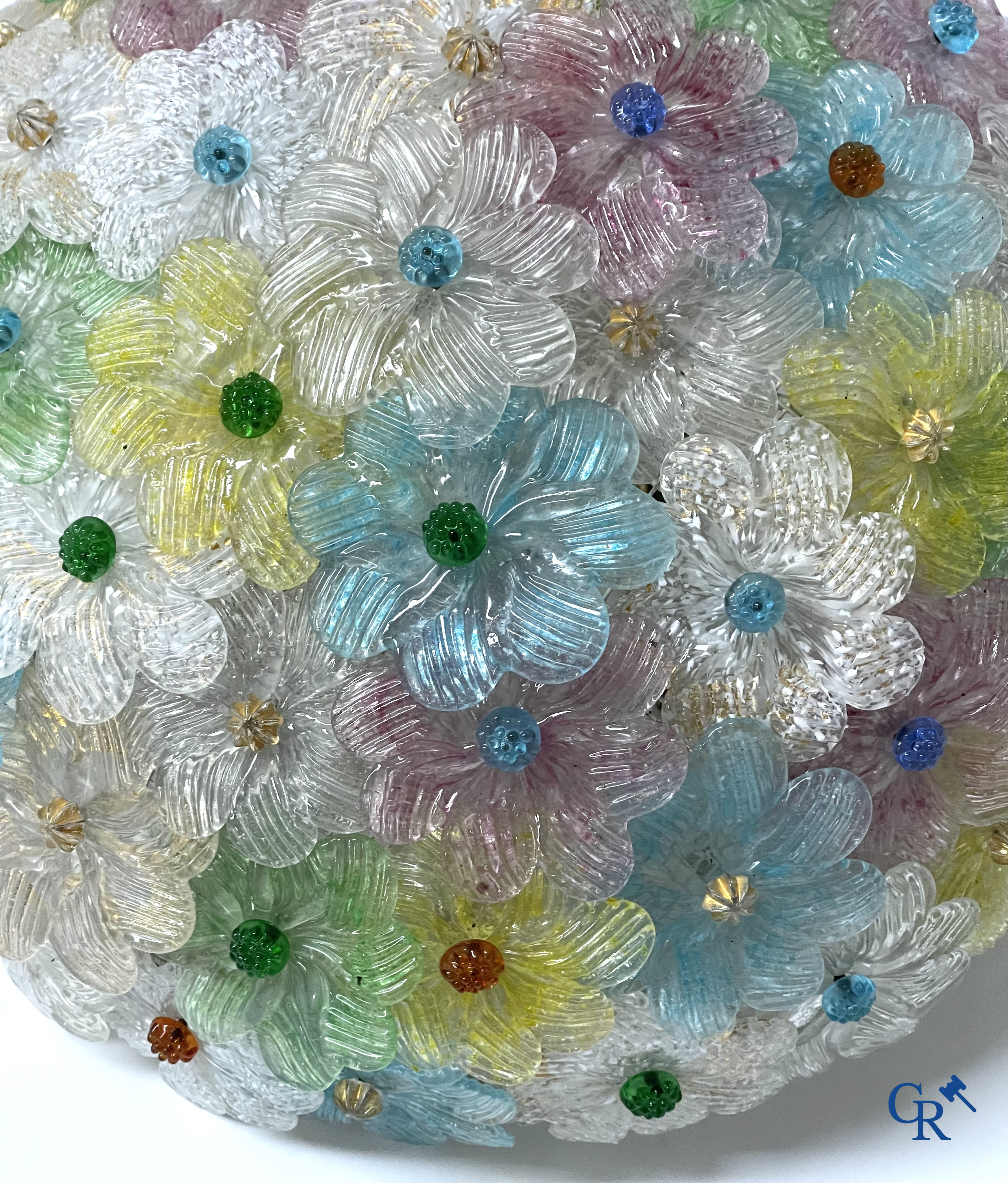 Un lot d'une lampe de table vénitienne, une paire de grandes appliques en verre vénitien et un plafonnier en Murano.