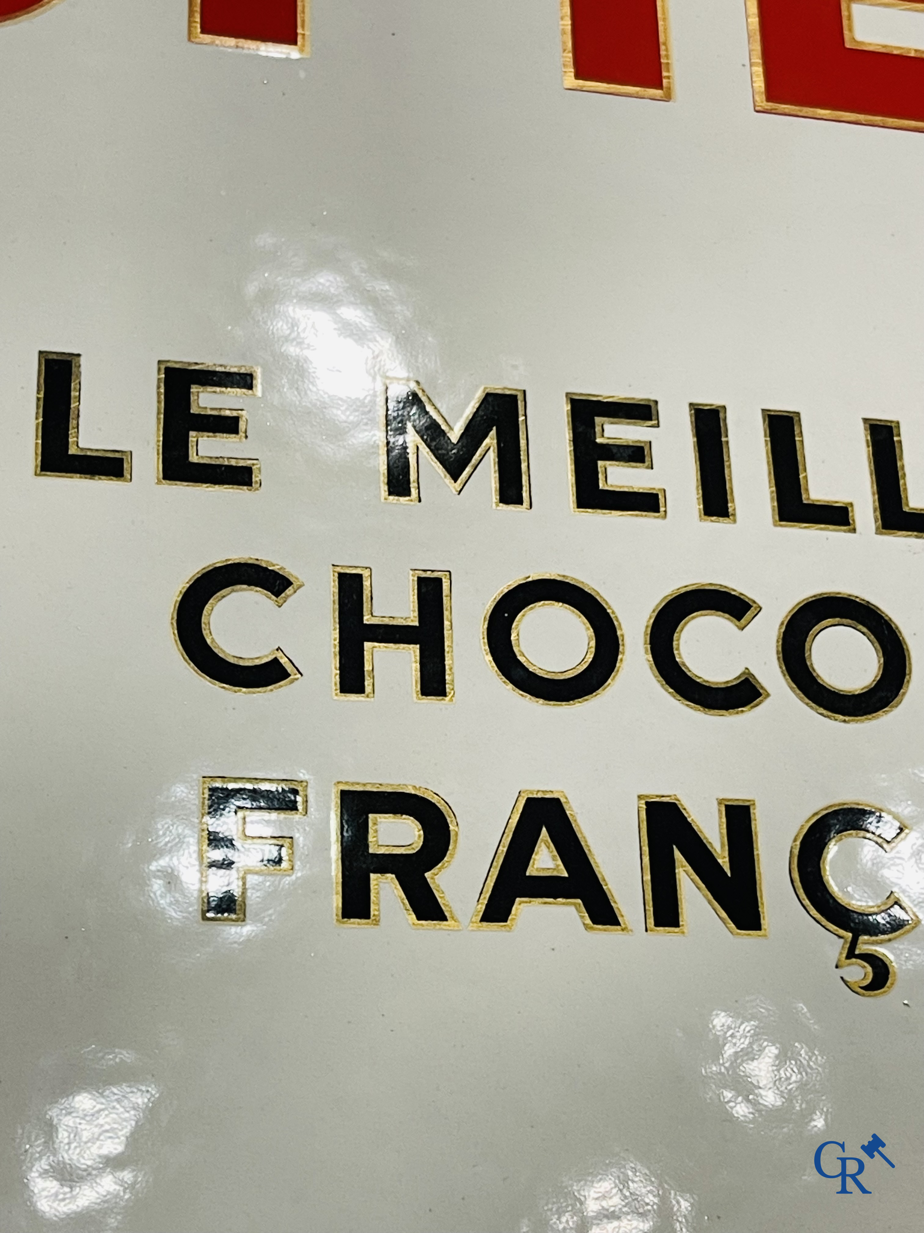 Chocolat Pupier, emaille reclamebord geïllustreerd met het personage ontworpen door Jean D'Ylen. Circa 1930.