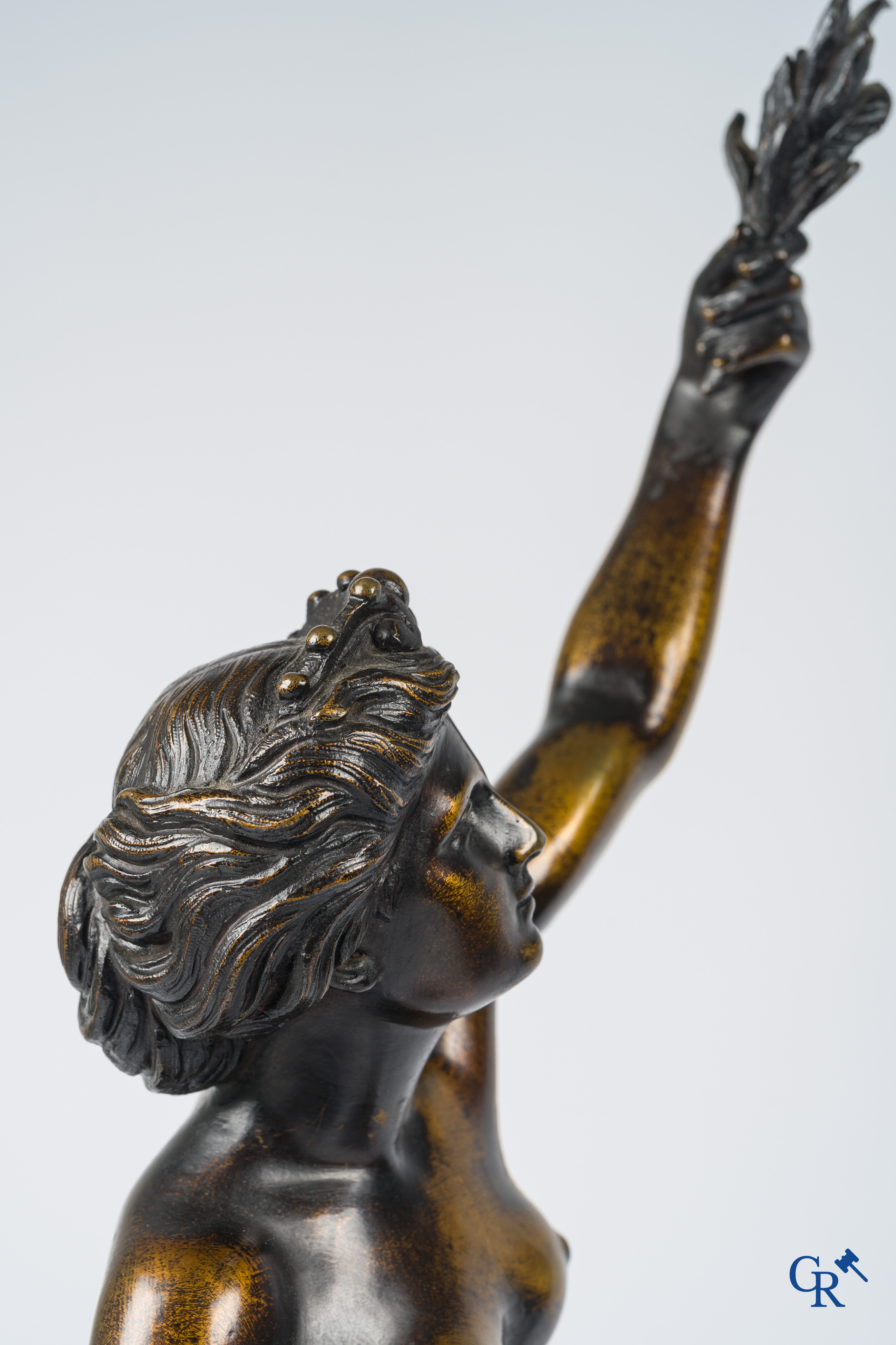 Paire d'importantes statues à l'antique en bronze d'après un modèle de Jean De Bologne.