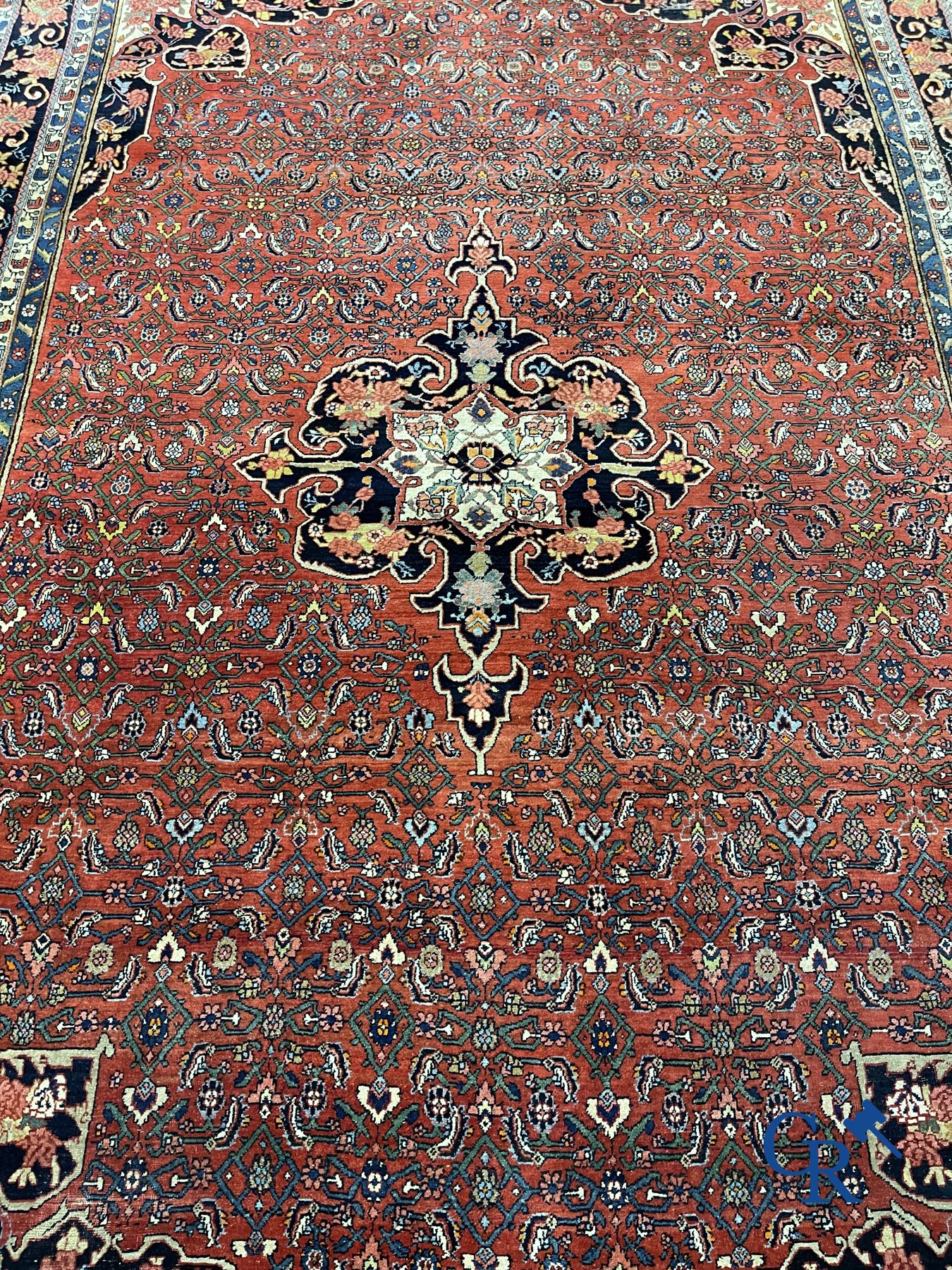 Tapis persan : Iran. Grand tapis Heriz.