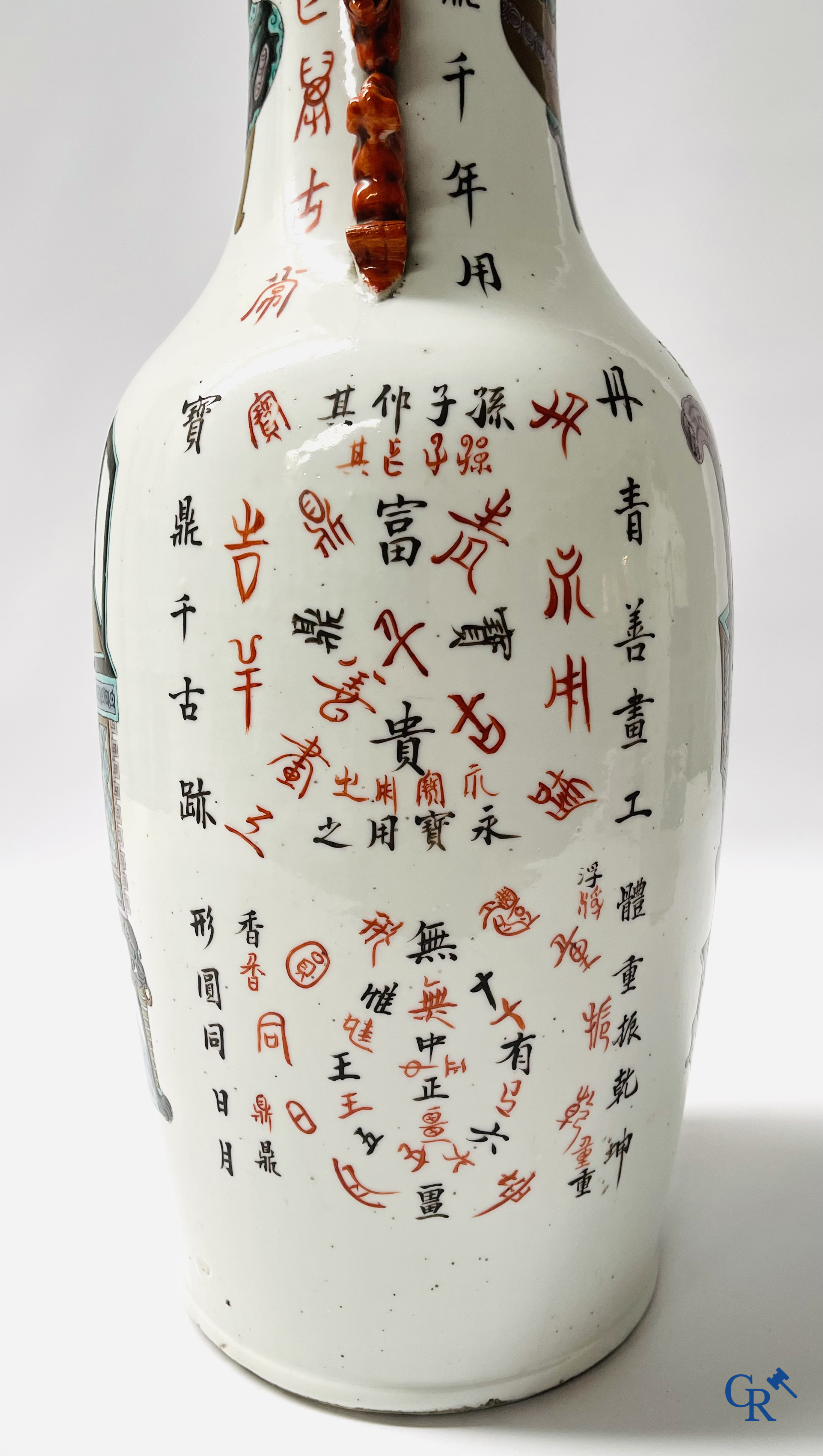 Aziatica, 2 Chinese famille rose vazen gedecoreerd met antiquiteiten en een kalligrafische tekst. 19e eeuw.