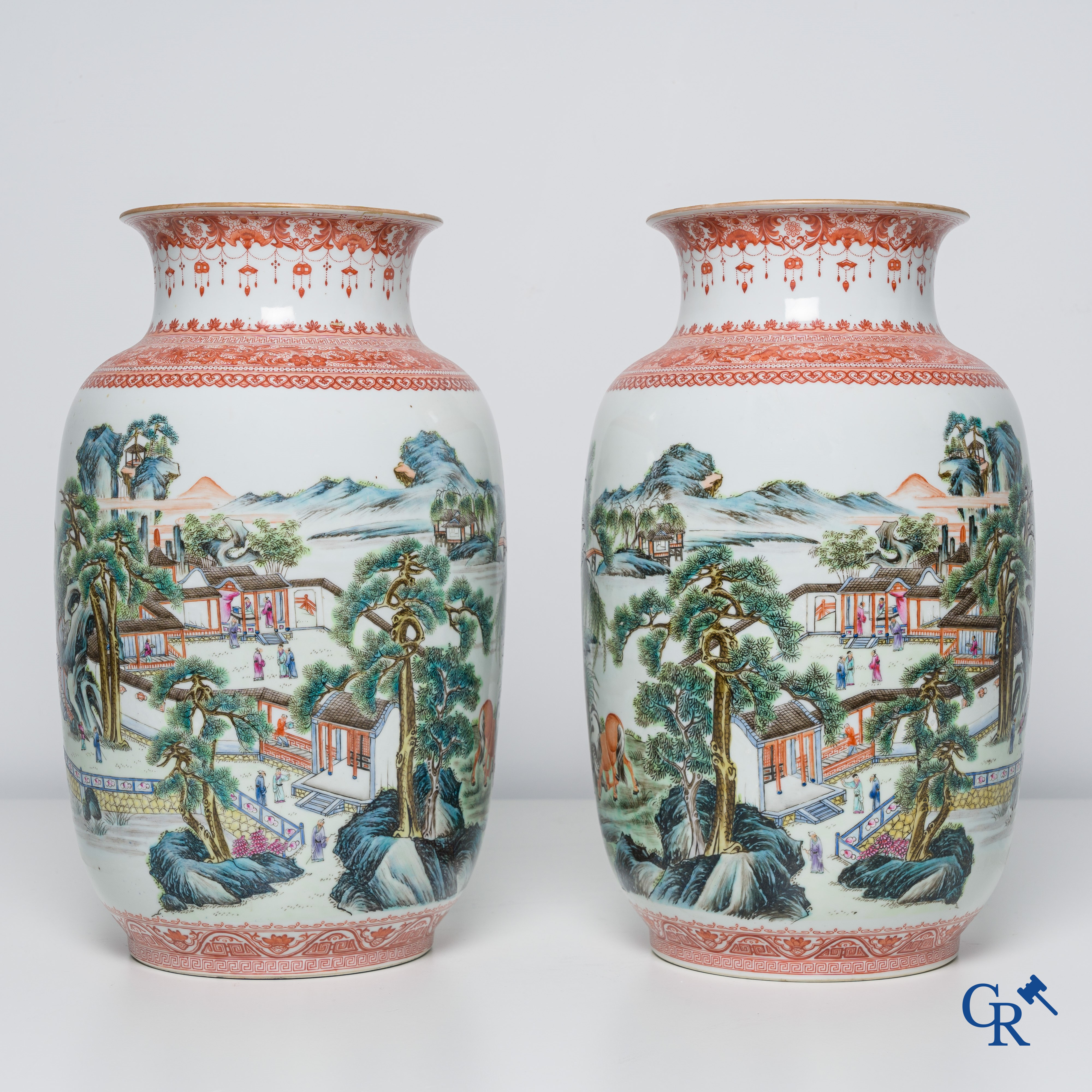 Art Asiatique, porcelaine chinoise. Une paire de vases chinois avec un décor de chevaux et de personnages.