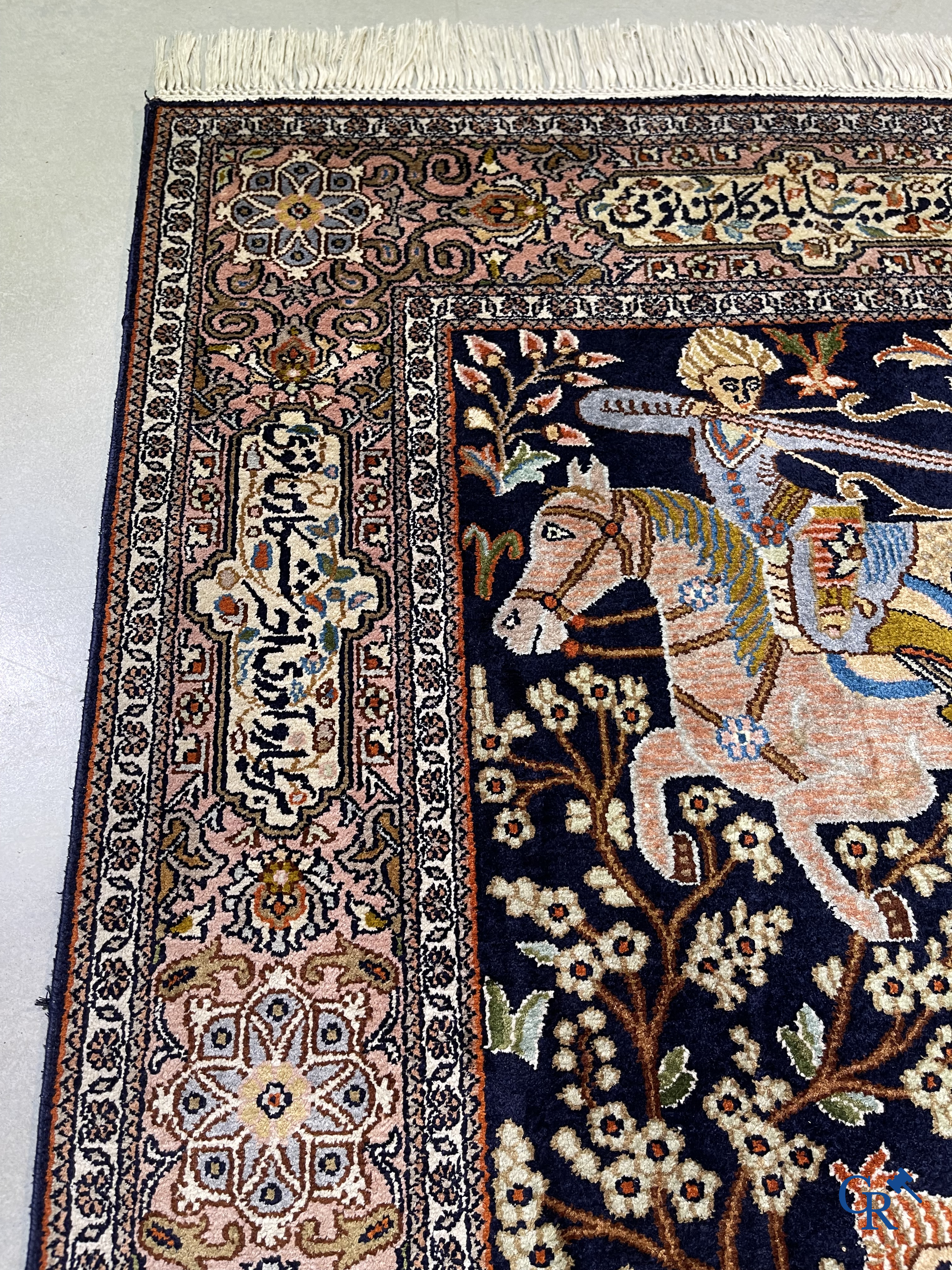 Tapis d'Orient. Iran. Un tapis persan finement noué à la main en laine et soie avec des chasseurs à cheval et des inscriptions.