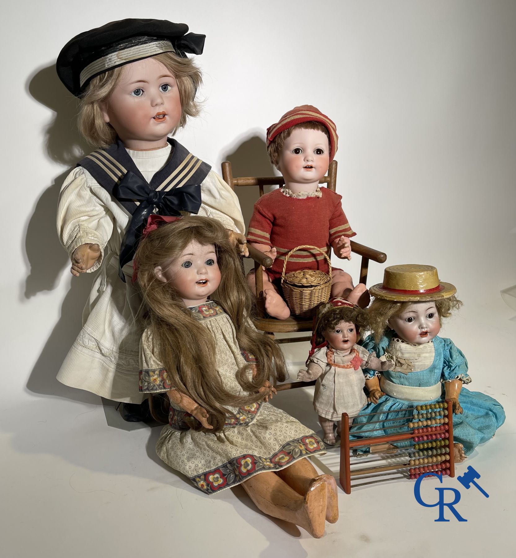 Toys: antique dolls: 5 German character dolls with porcelain head.