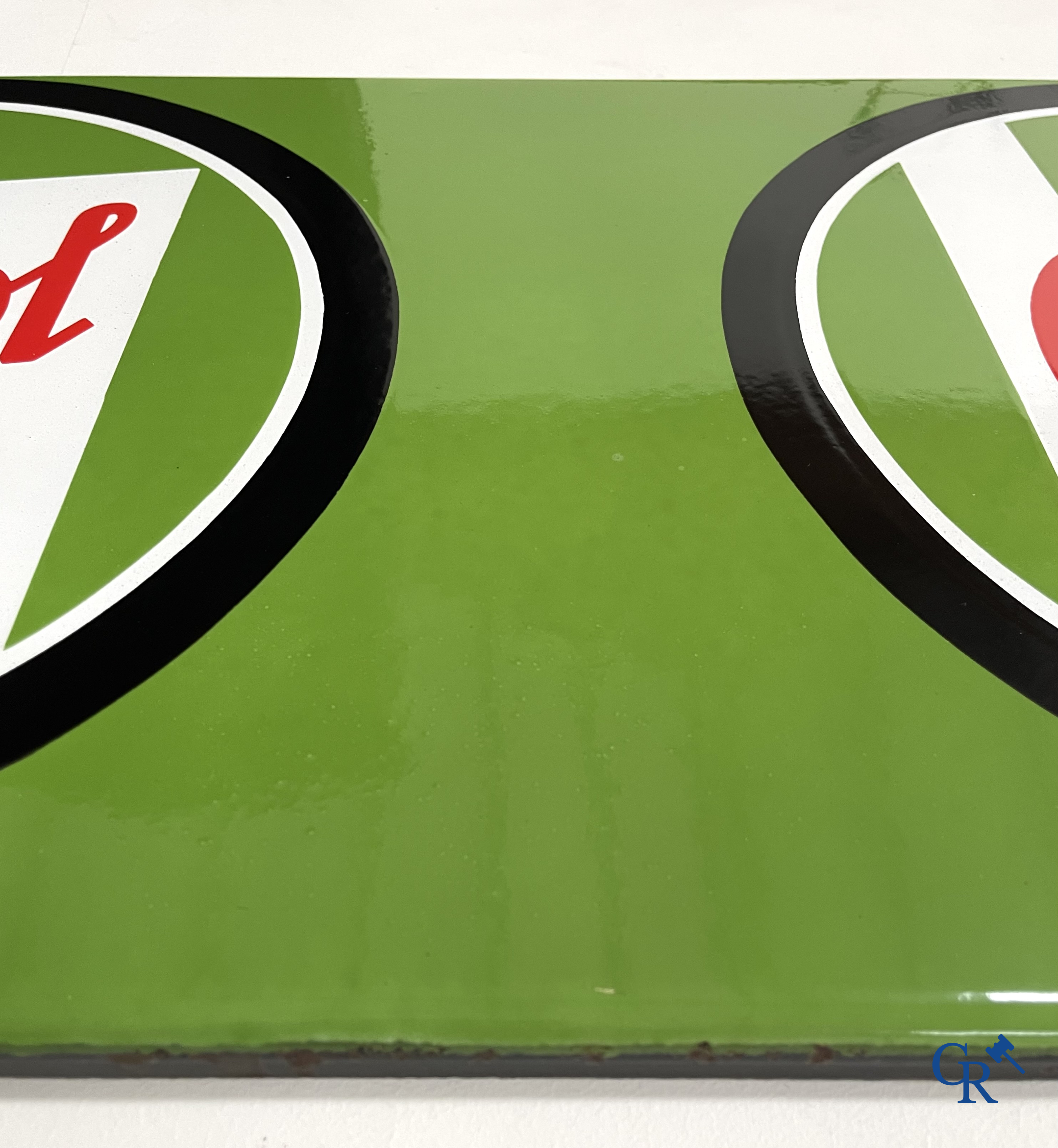 Castrol Motor Oil, emaille reclamebord voor Castrol motor olie. Zeldzame versie met 2 zwart omcirkelde logo's. 1948.