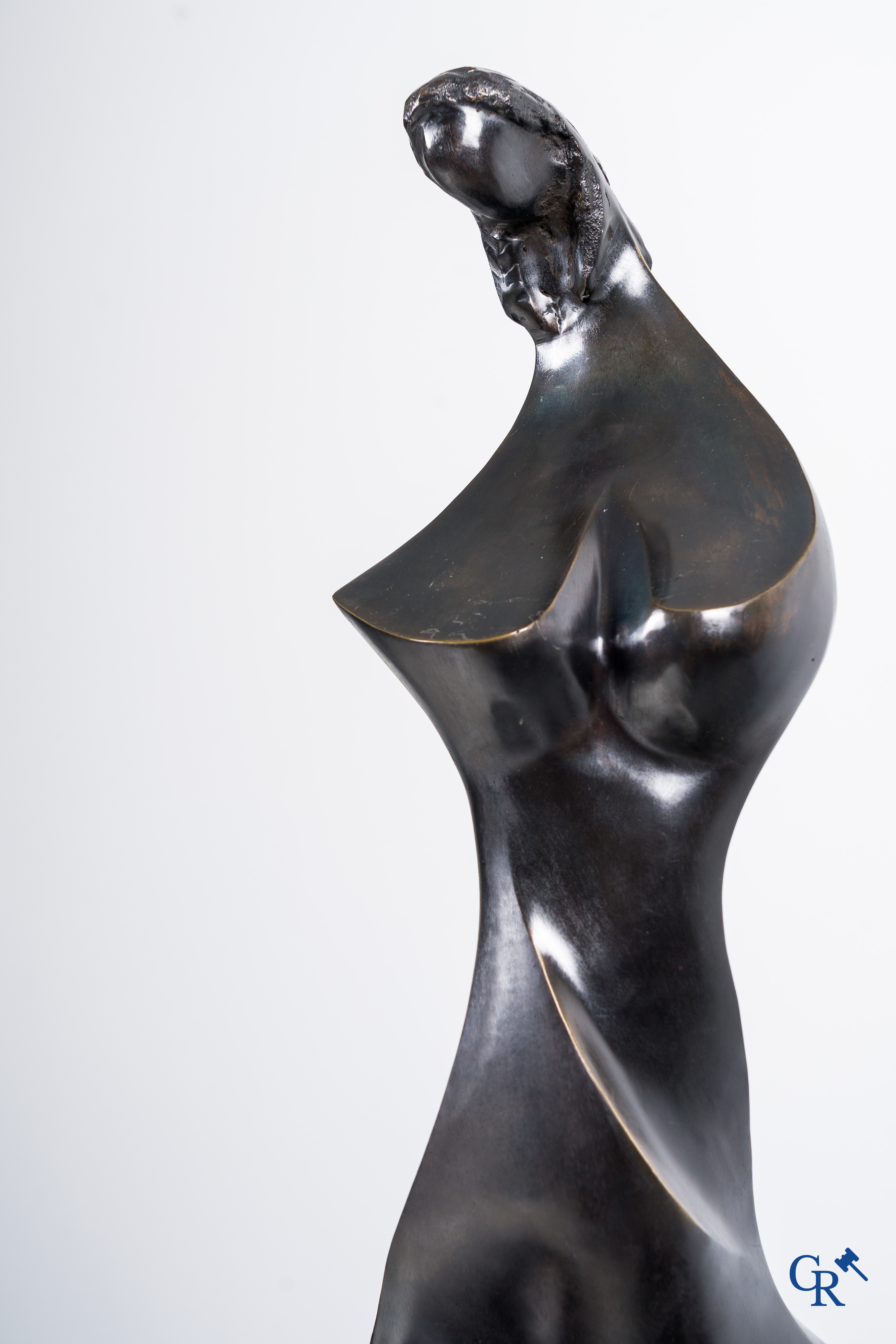 Stan Wys (1949)(*) A patinated bronze statue on a marble pedestal. numbered 3/6.