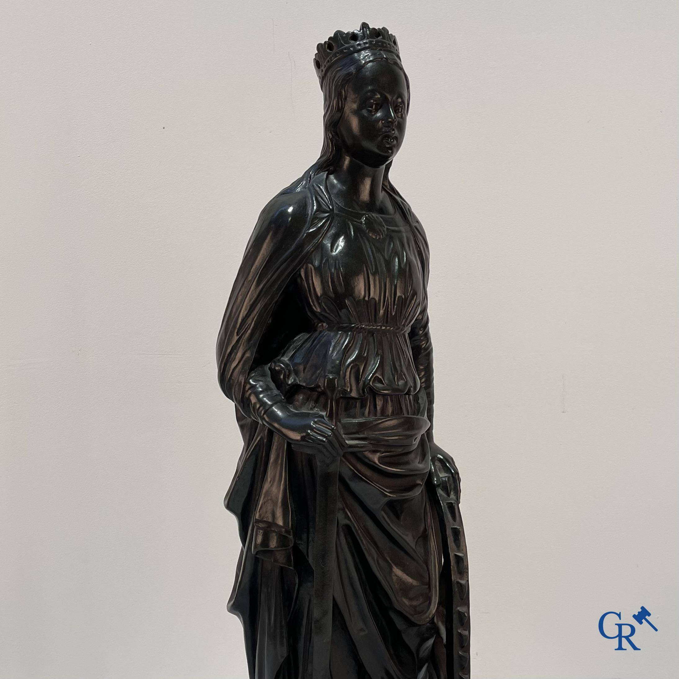 Eugène Laurent (1832-1898) Bronzen beeld met donkere patina van Catharina van Alexandrië met zwaard en karrewiel.