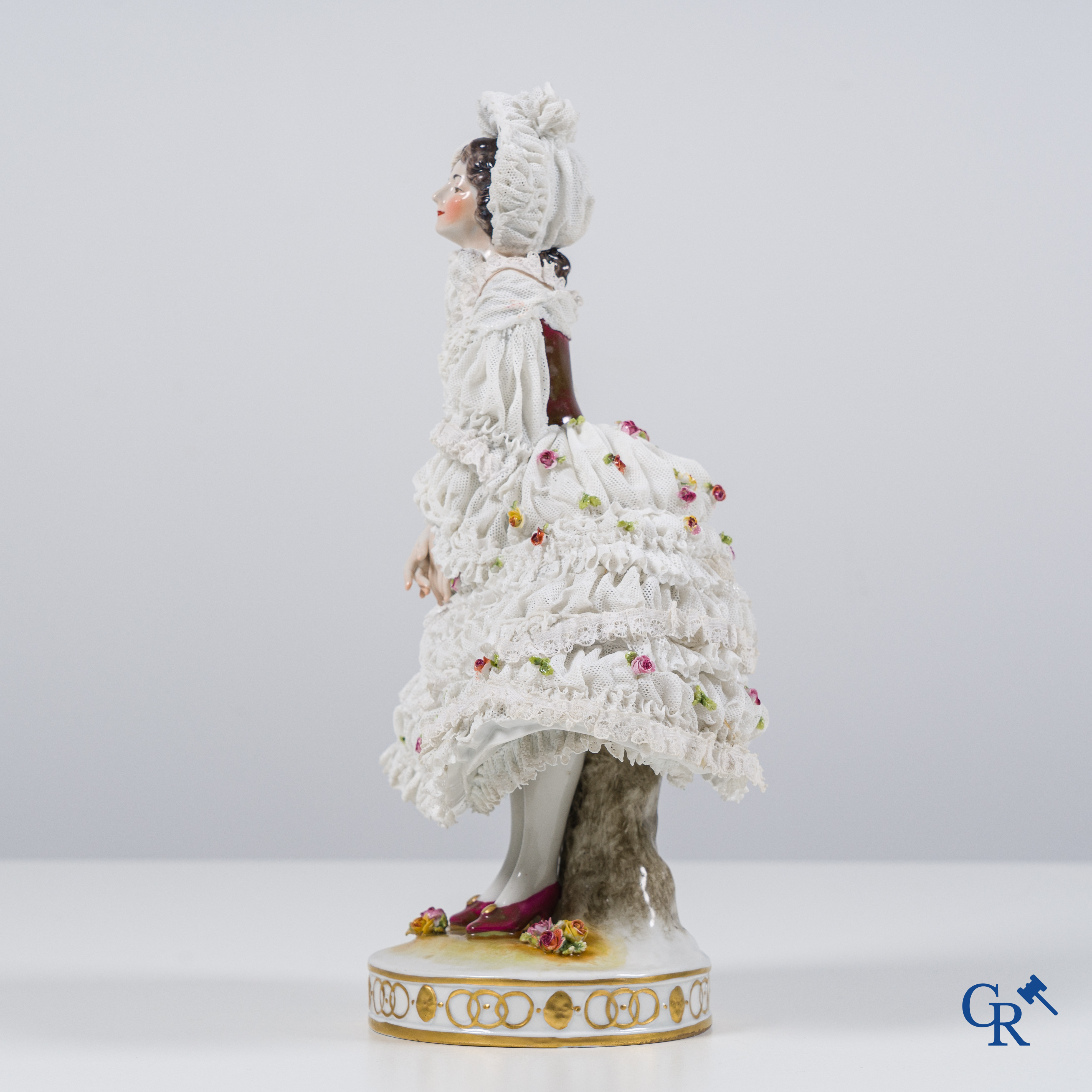 Volkstedt Rudolstadt: Porcelaine en dentelle. Grand statue d'une dame élégante dans une robe belle-époque.