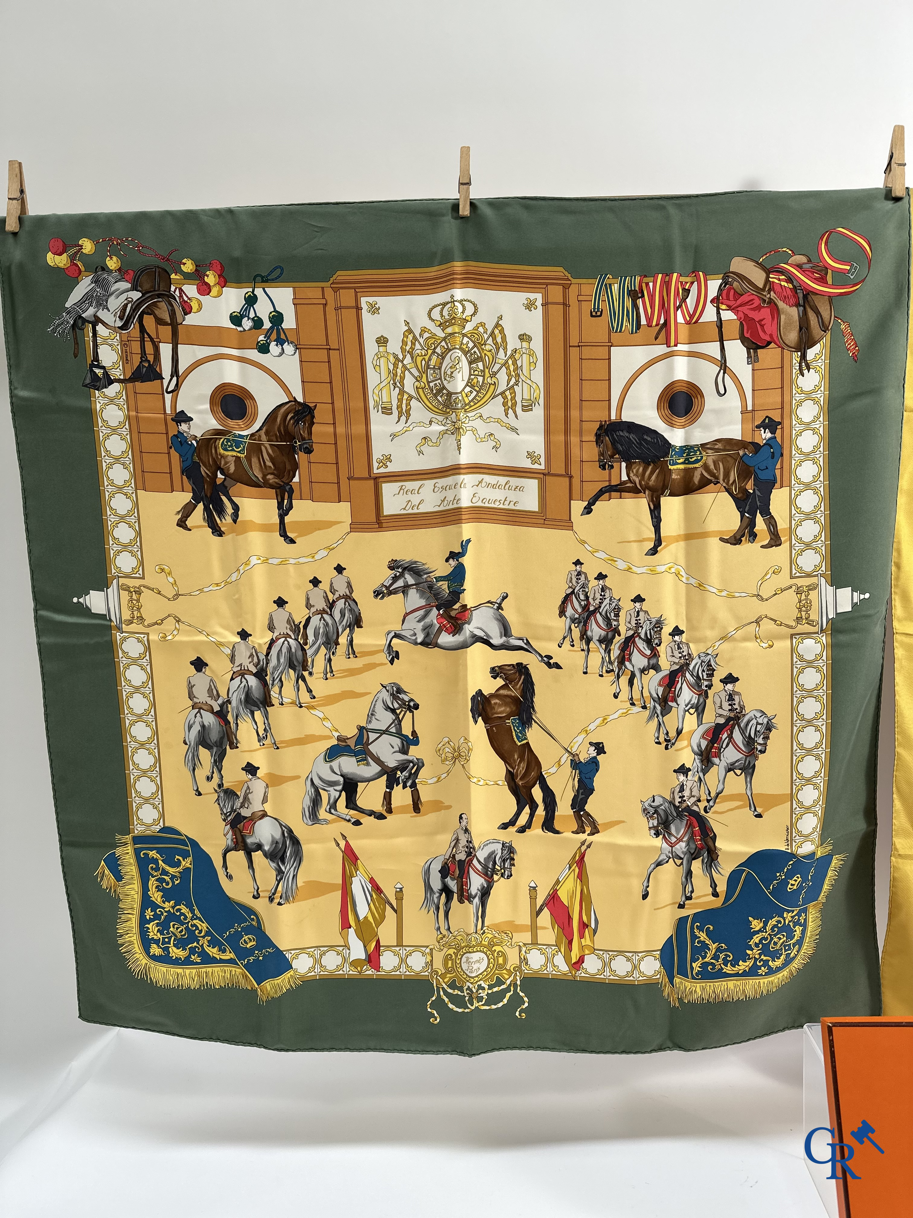 Hermès Paris: 2 foulards "Correspondance" et "Real Escuela Andaluza Del Arte Equestre" dans une boîte.