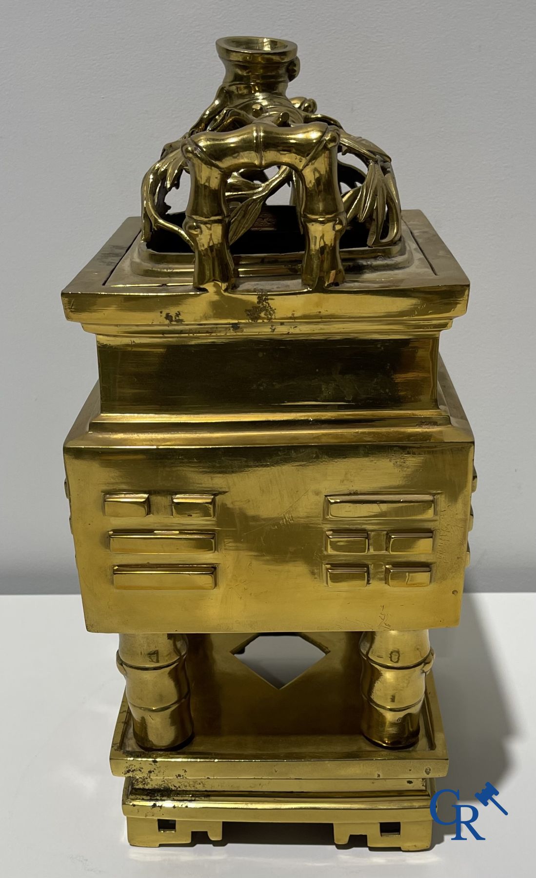 Art Asiatique: Un brûle parfum chinois en bronze, 19ème siècle. Marqué.