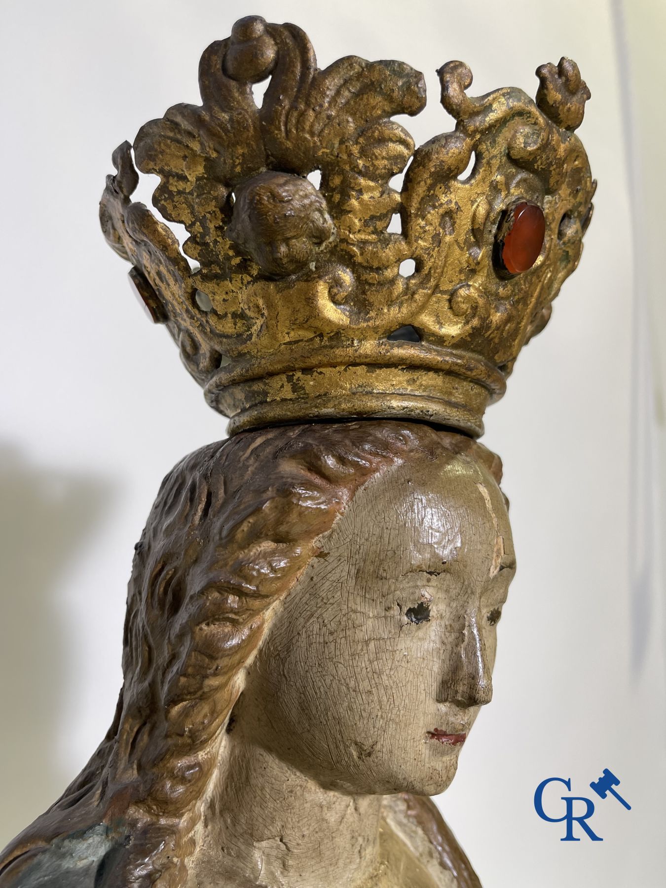 Sculpture Baroque en bois polychrome d'une Vierge à l'enfant. La couronne est incrustée d'une pierre semblable à de l'ambre.