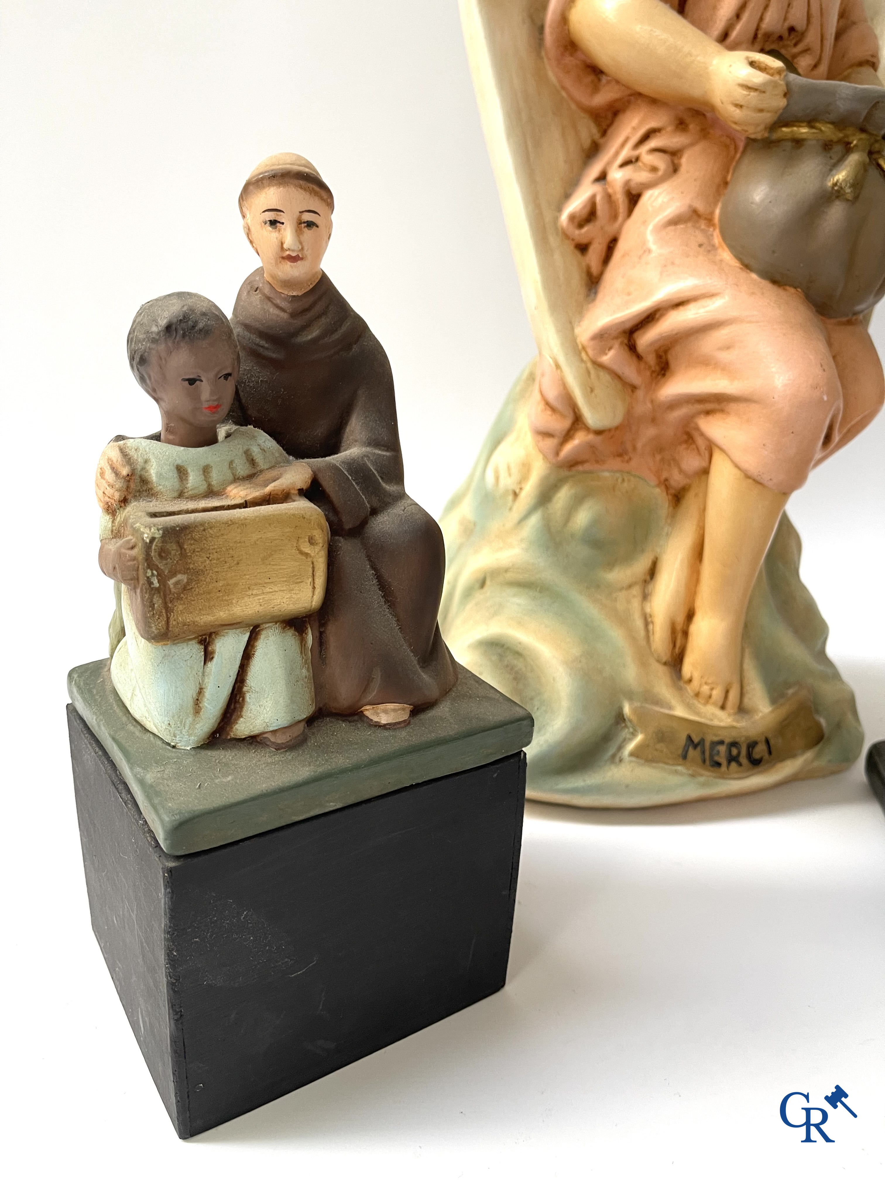 3 tirelires en plâtre avec des têtes qui hochent la tête au profit des Saintes Missions.