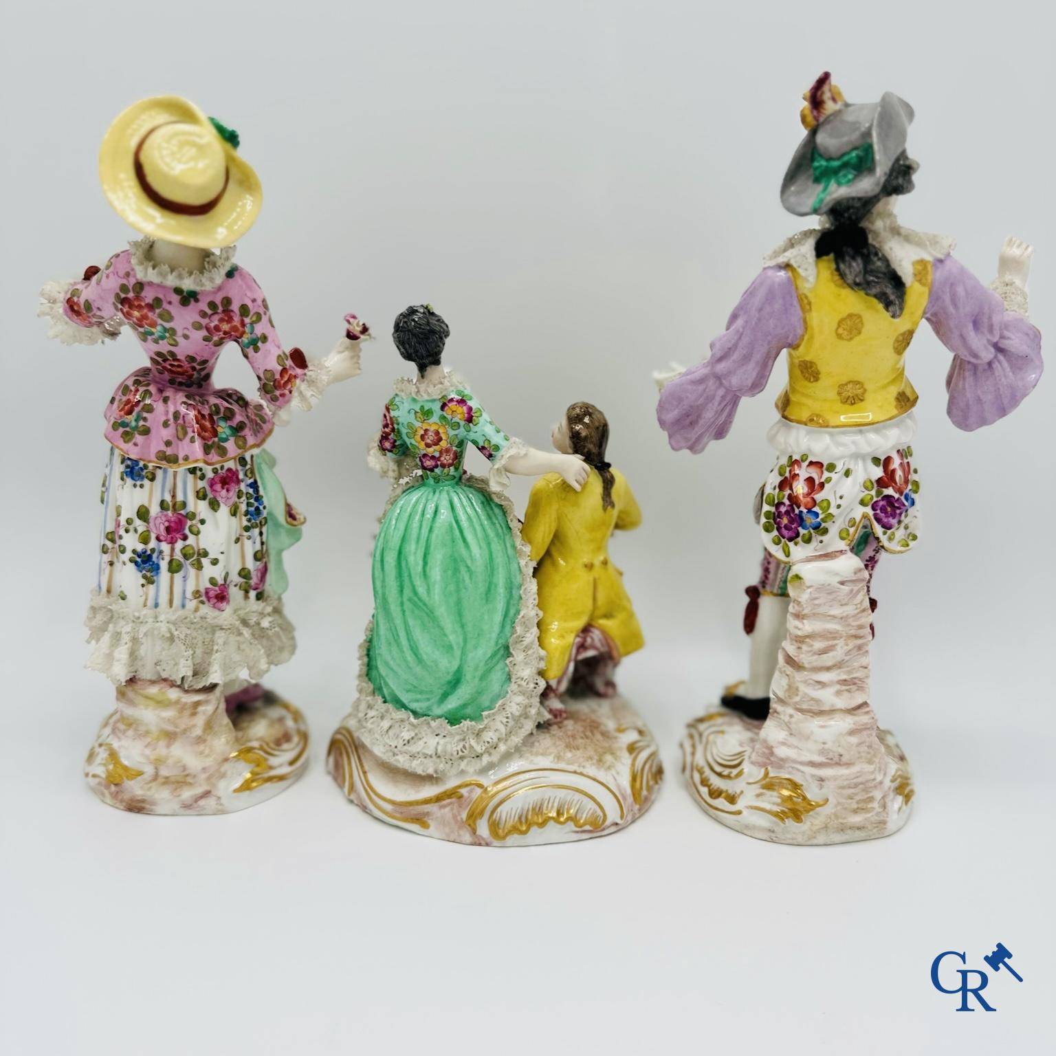 Porcelaine: 3 groupes en porcelaine polychrome dans le gout de Meissen. 19 ème.