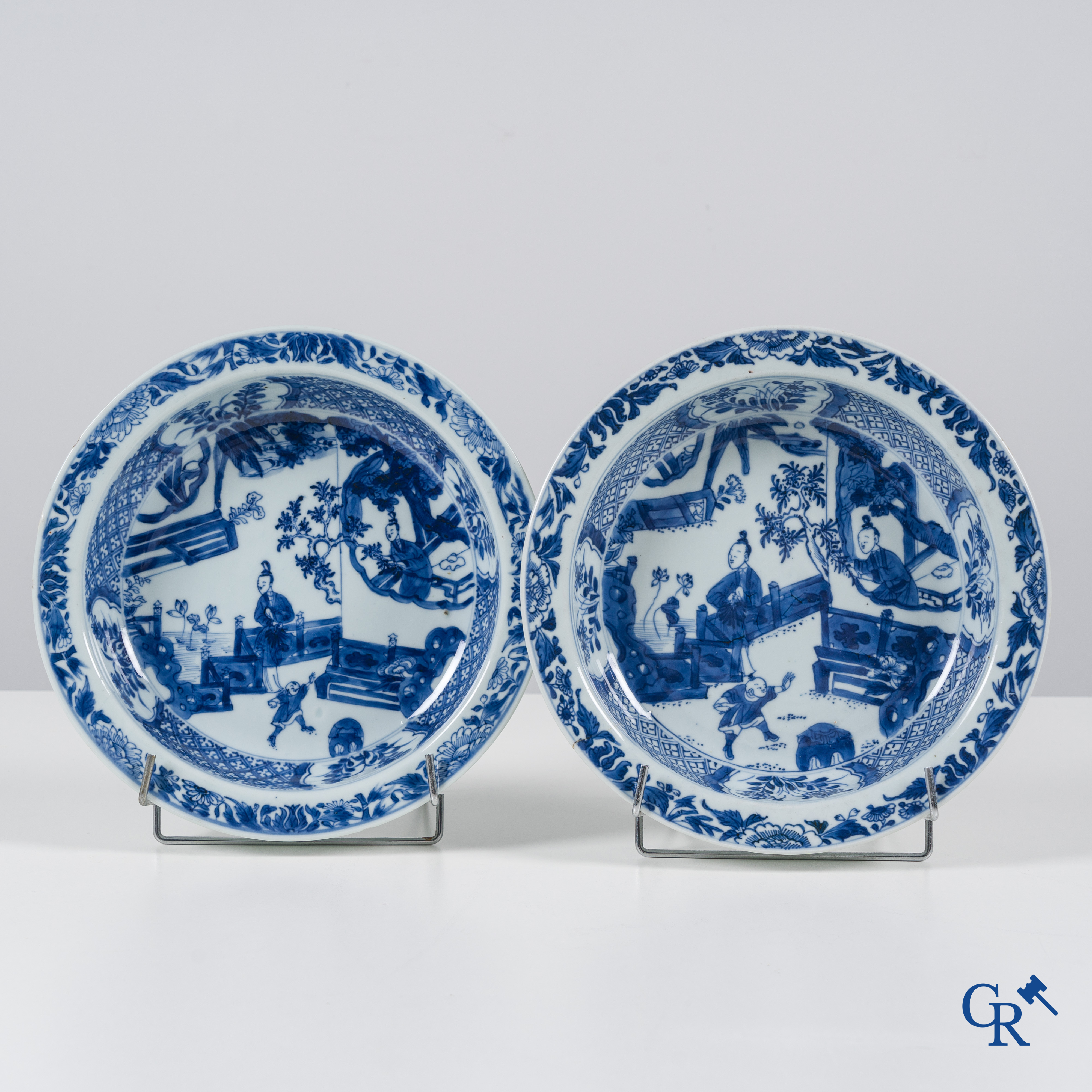 Aziatica, Chinees porselein. Een paar diepe schotels met hofdames in blauw wit porselein. Kangxi/Yongzheng periode.