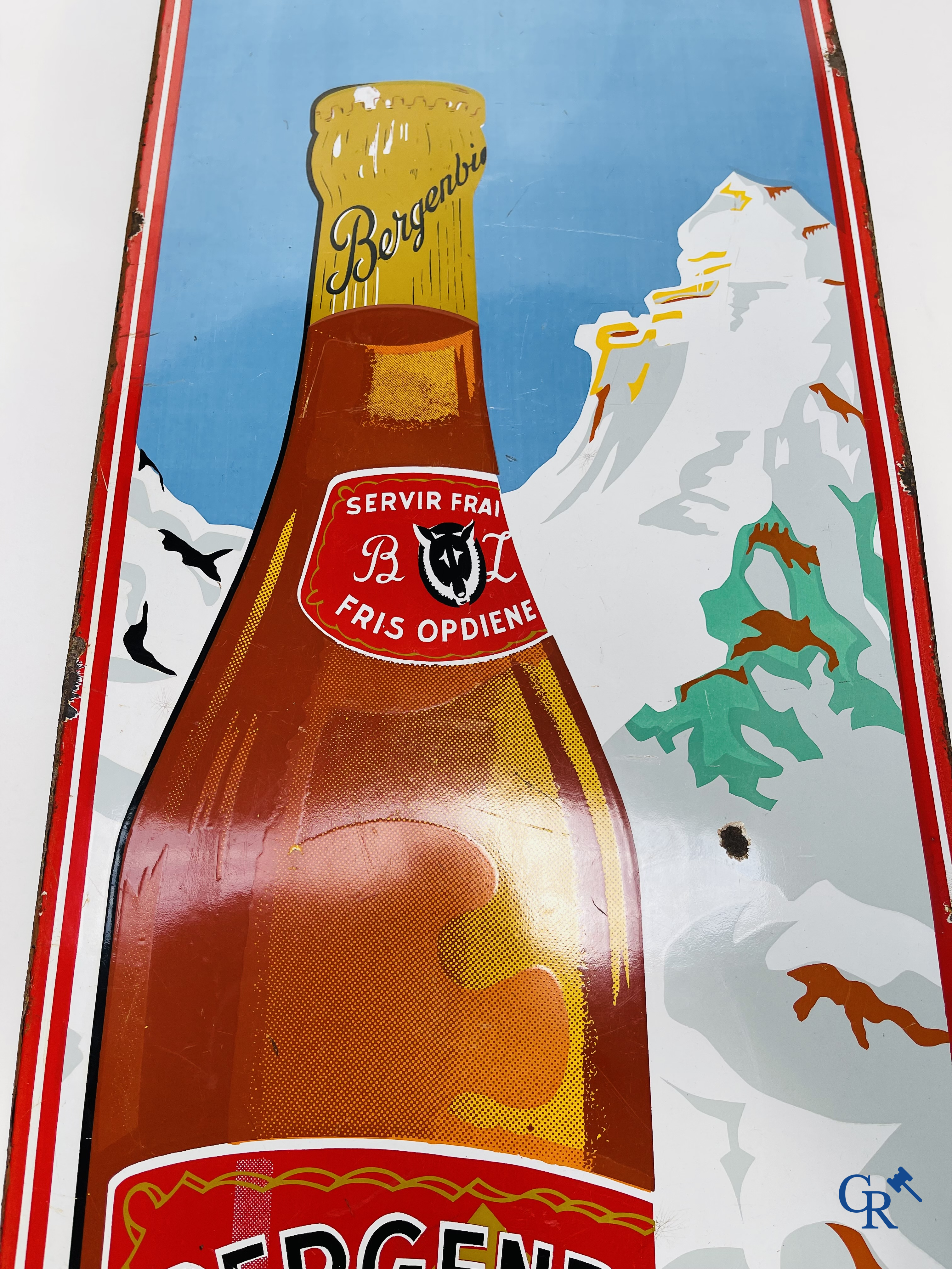 Bergenbier. Emaille reclamebord voor de luxepils "Bergenbier" van brouwerij Zeeberg te Aalst. Emaillerie Koekelberg '56.