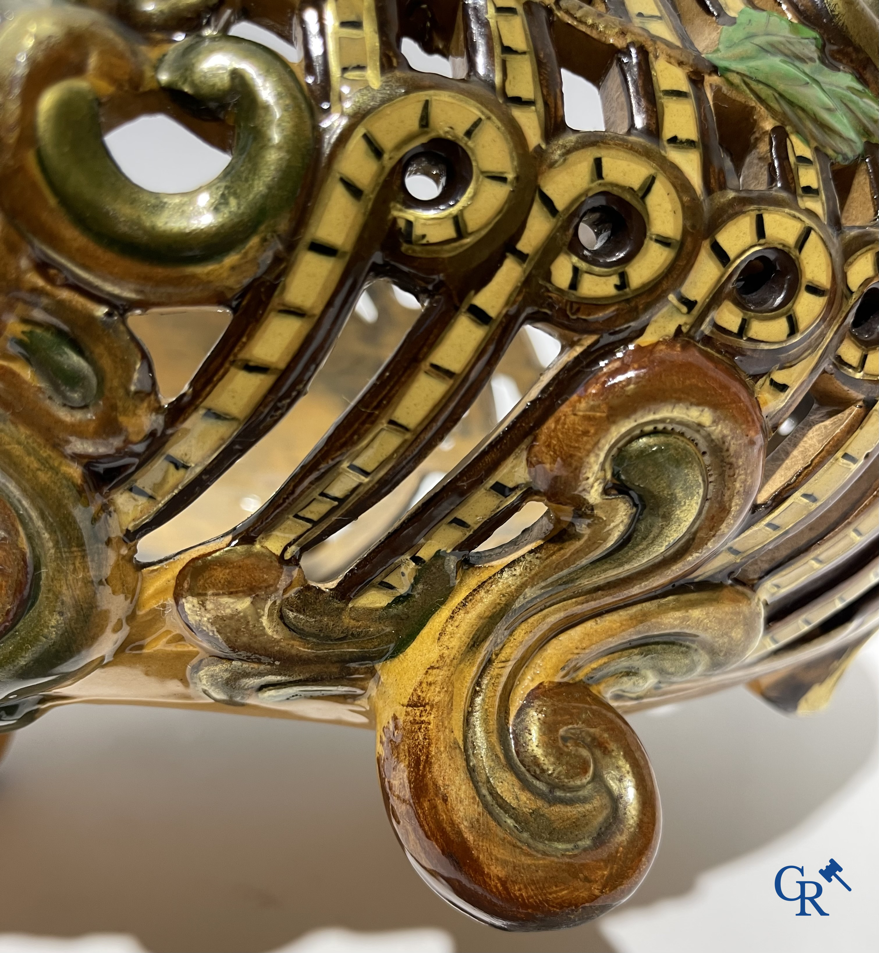 Emile Gallé Nancy, groot tafelmiddenstuk in geëmailleerde faience. Gesigneerd Gallé Nancy deposé.