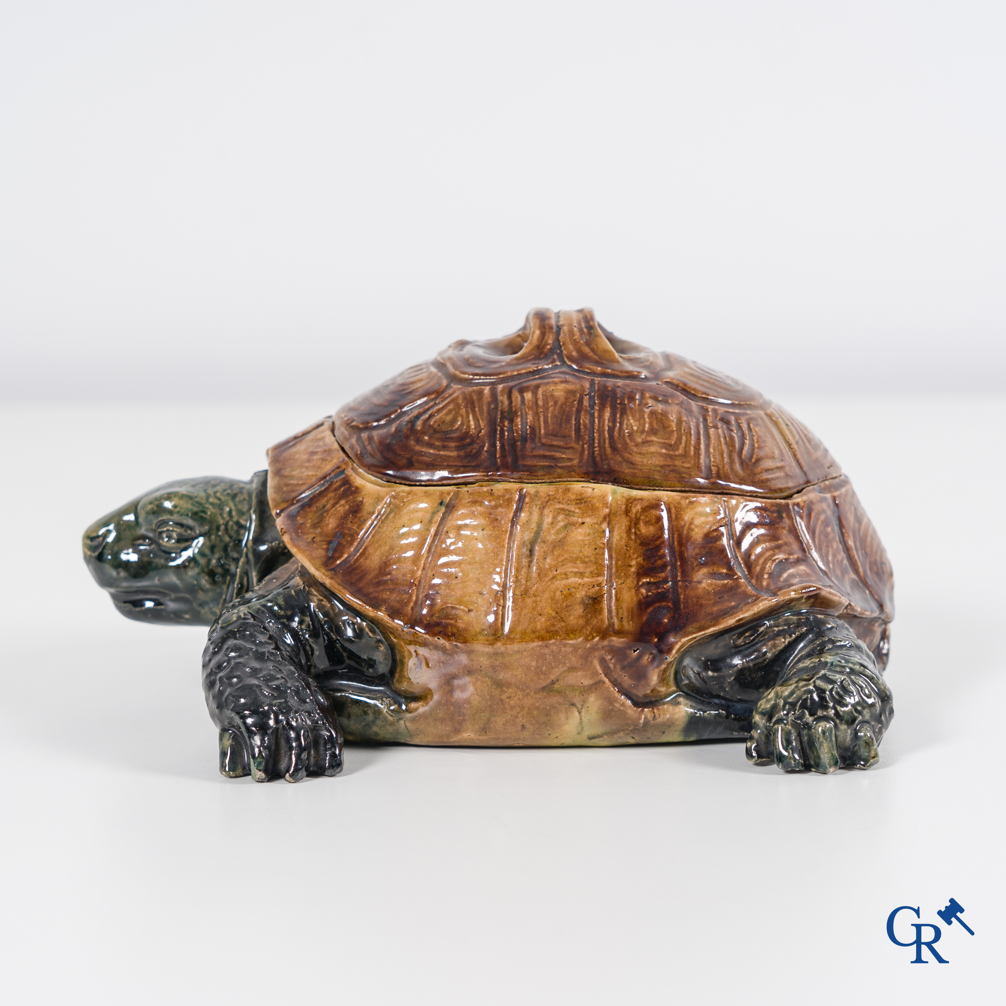 Poterie flamande: Vande Voorde, grande tortue en poterie de Bruges.