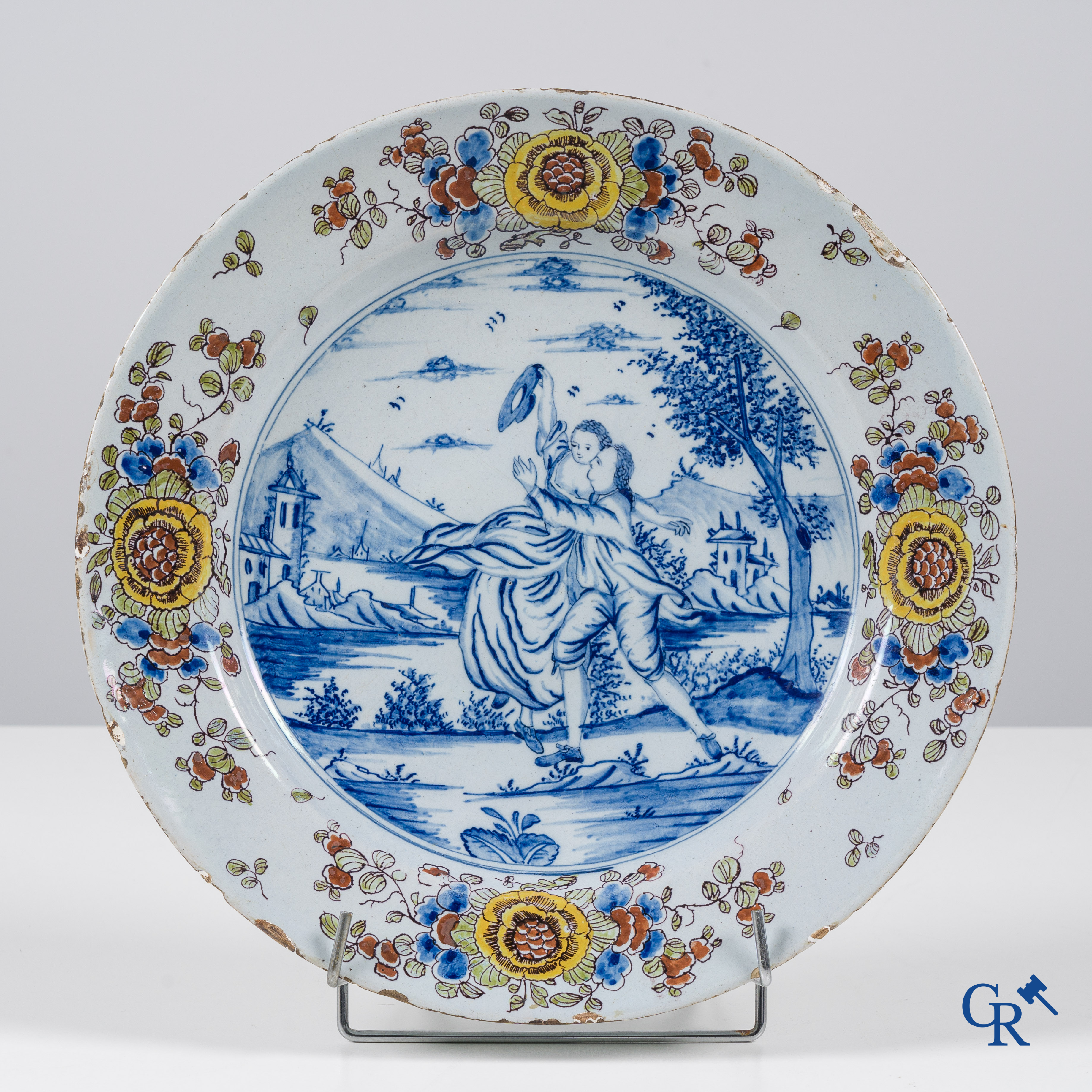 Delft, un grand plat avec une scène galante d'après un dessin de Joseph Wagner. XVIIIème siècle.