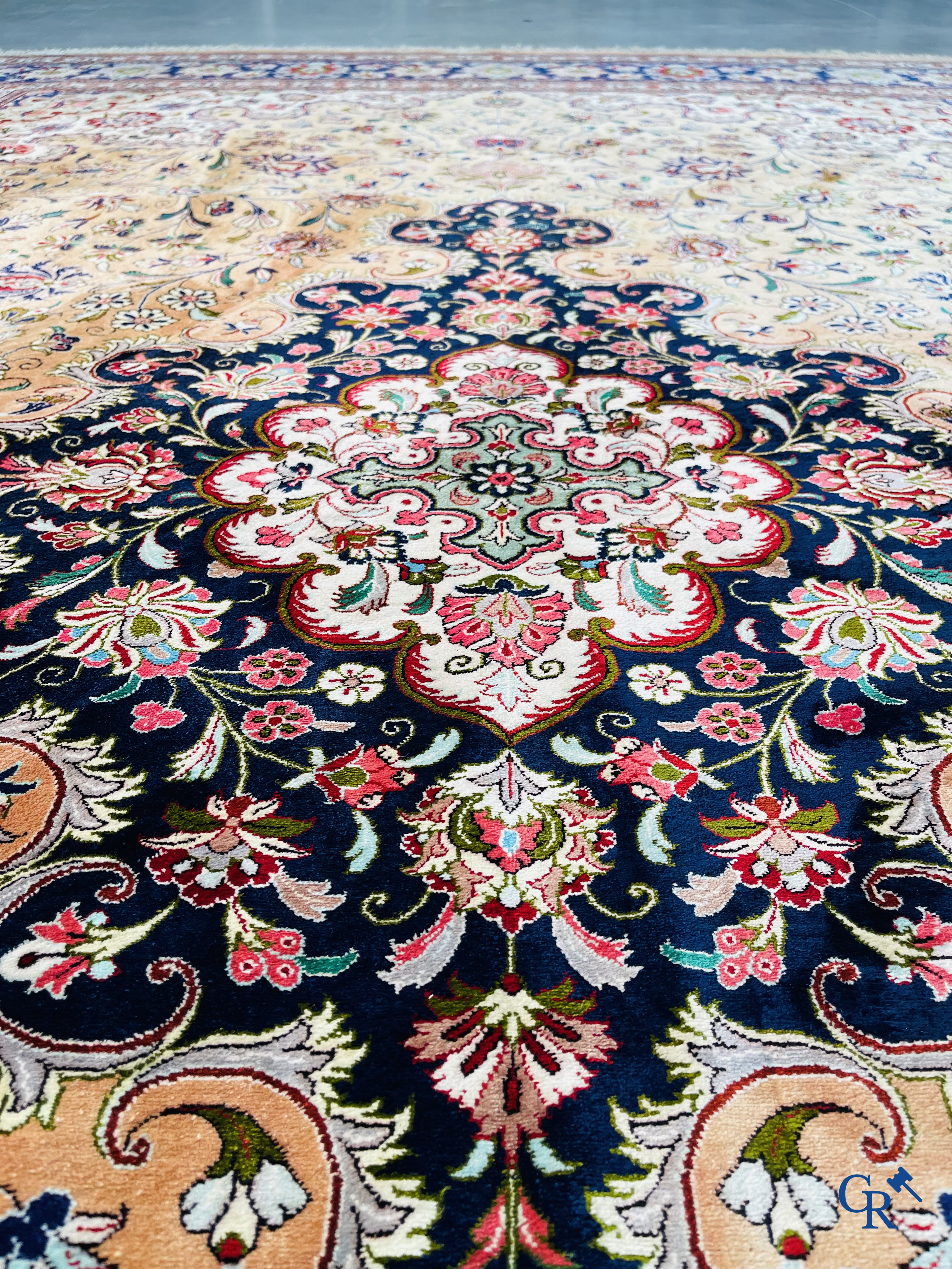 Tapis d'Orient: Ghoum, Iran. Exceptionnel tapis noué à la main en soie.