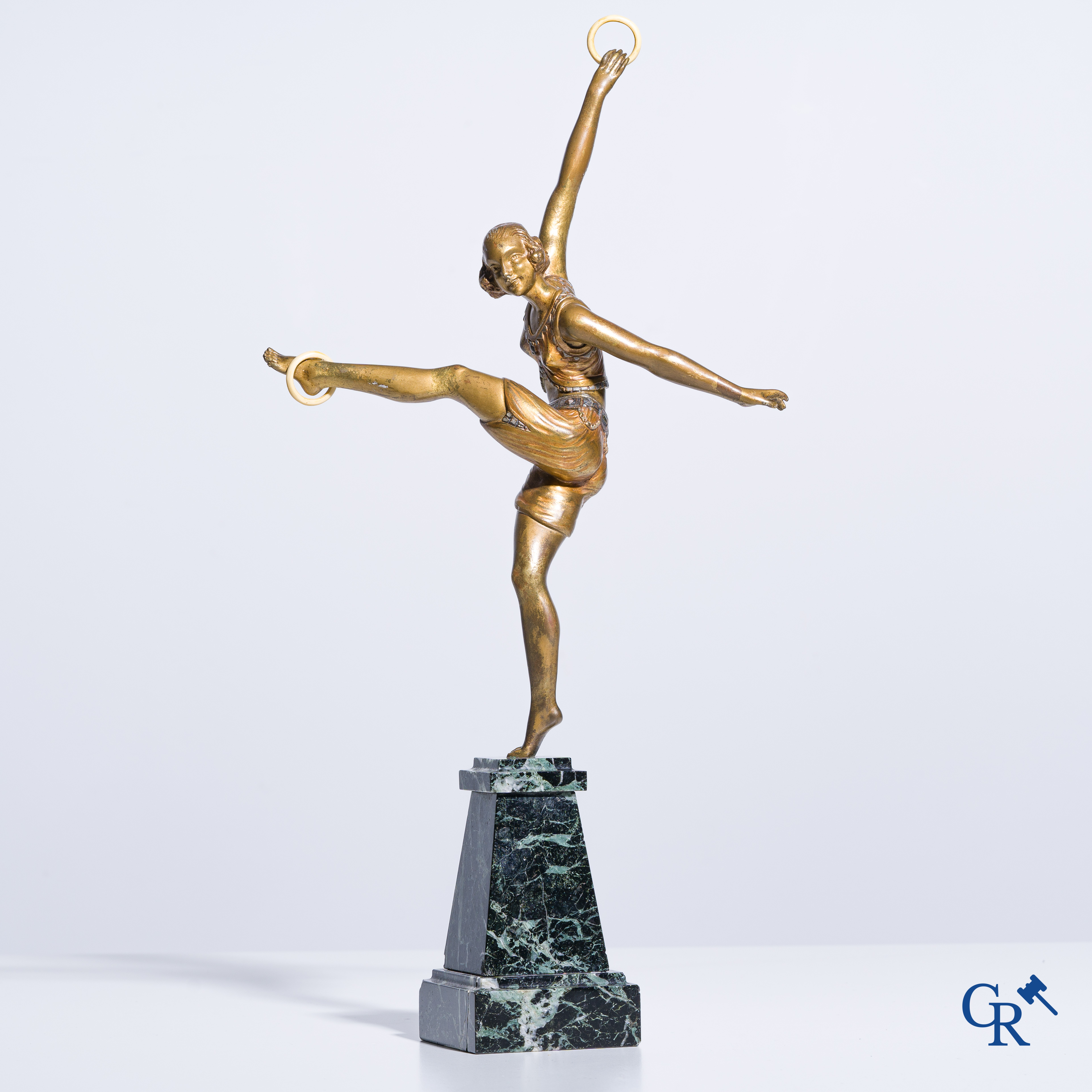 Art déco, une danseuse en bronze sur un socle en marbre. Circa 1930. Signé illisible.