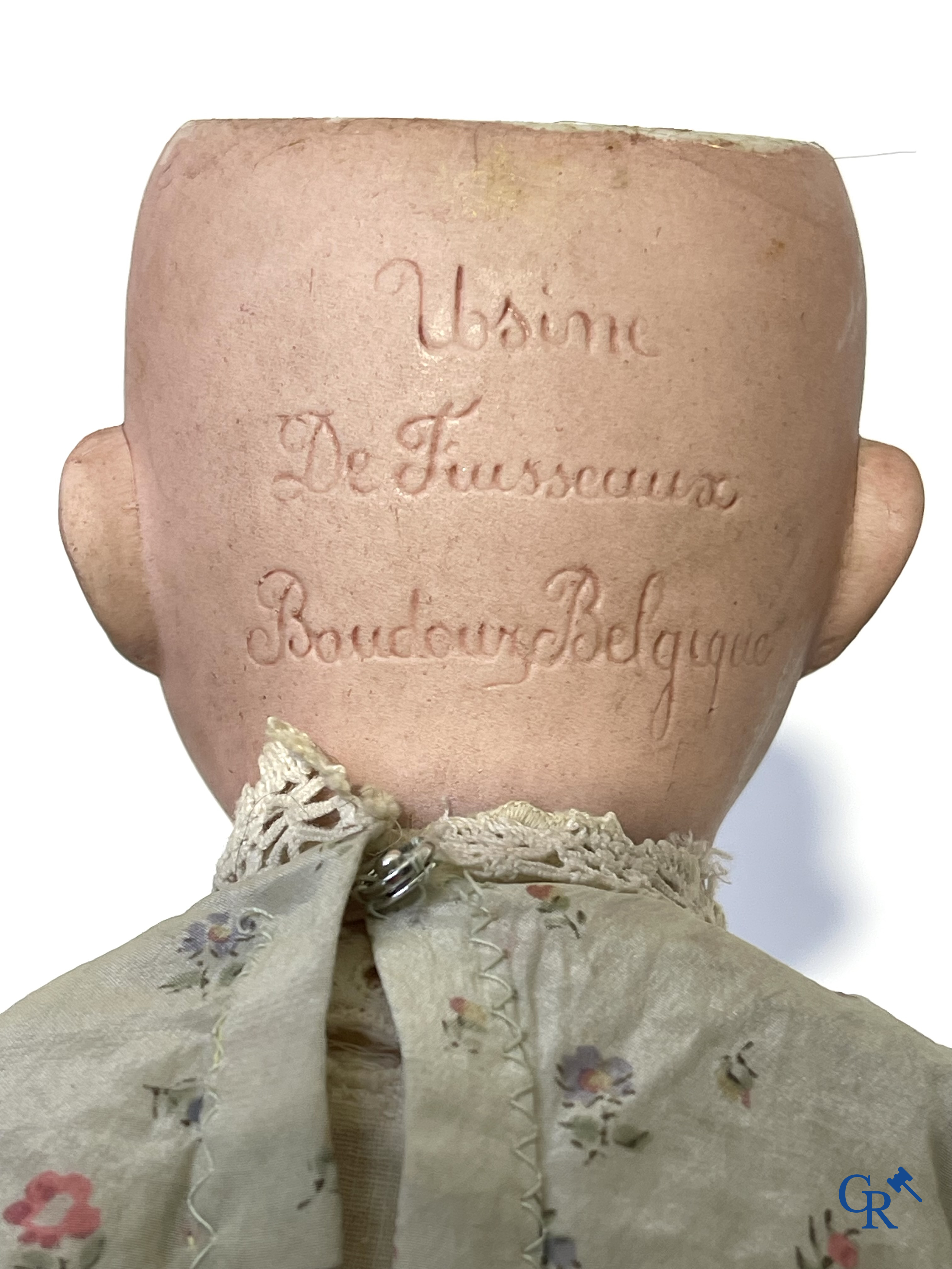Vieux jouets, lot de 4 poupées anciennes avec tête en porcelaine, attributs de poupée, vêtements et autres.