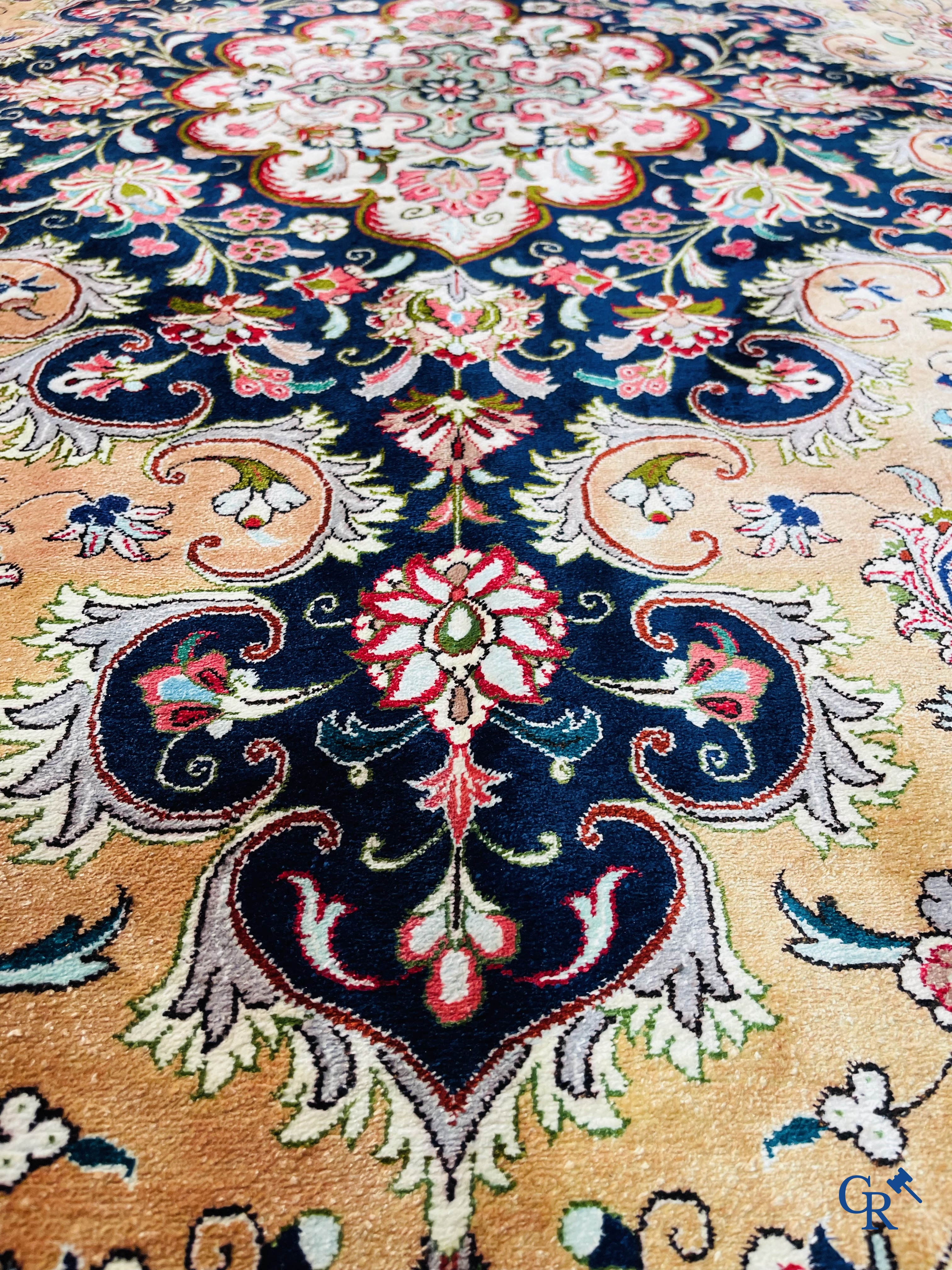 Tapis d'Orient: Ghoum, Iran. Exceptionnel tapis noué à la main en soie.