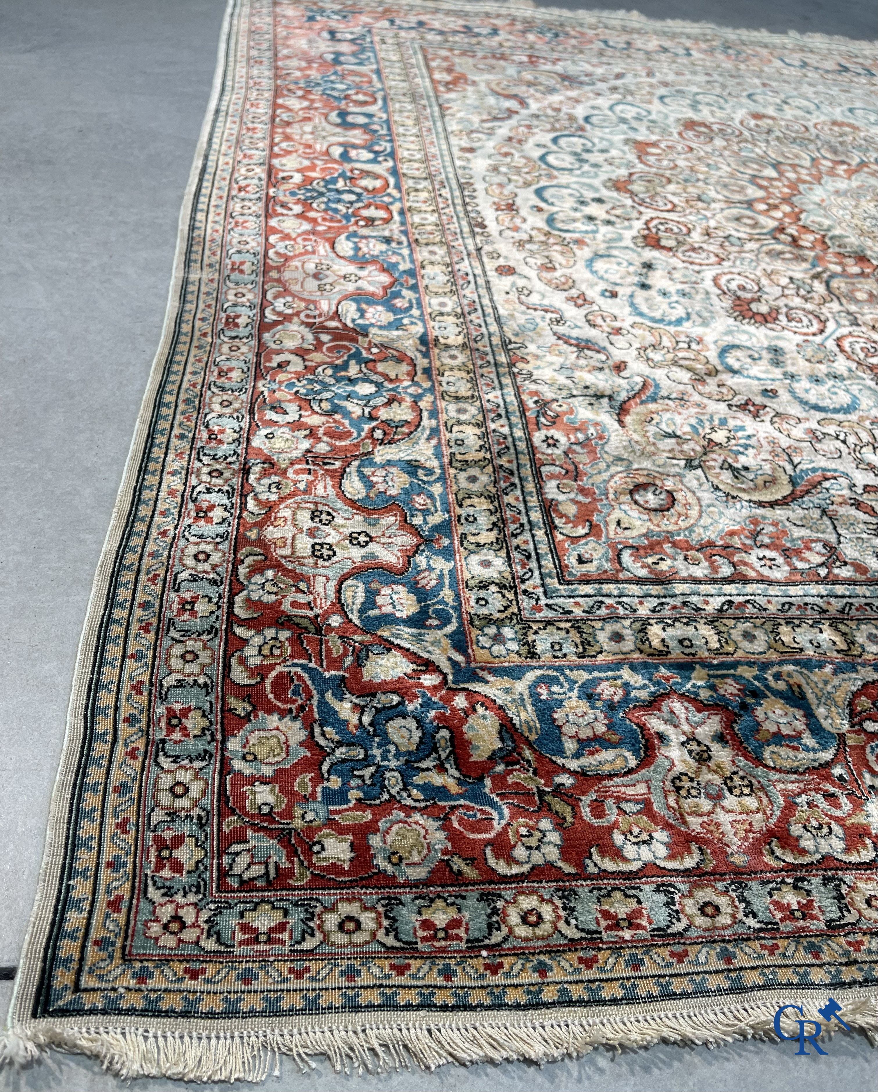 Tapis d'Orient: Hereke, un tapis en soie finement noué au décor floral.