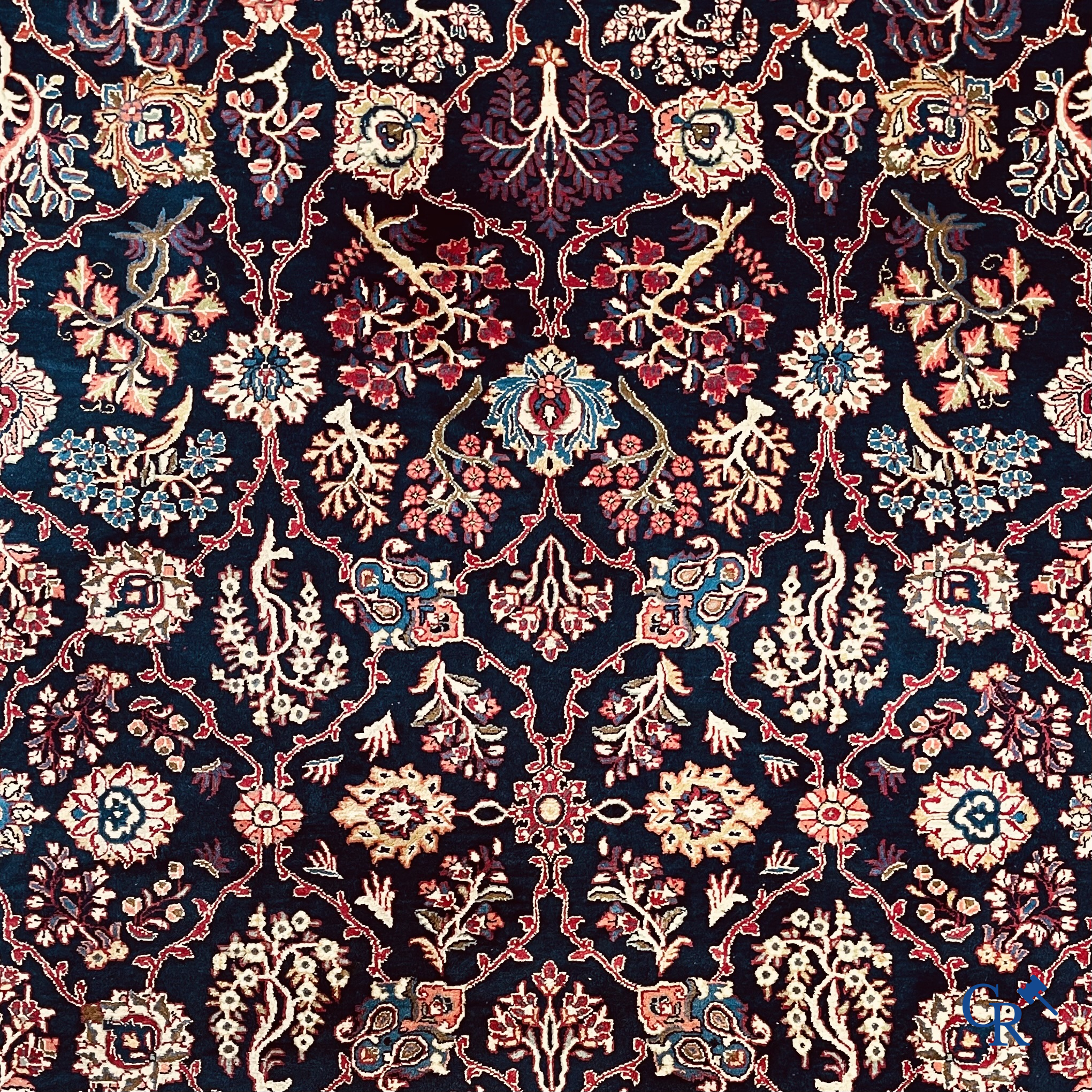 Tapis d'Orient. Iran. Grand tapis persan noué à la main avec un décor floral.