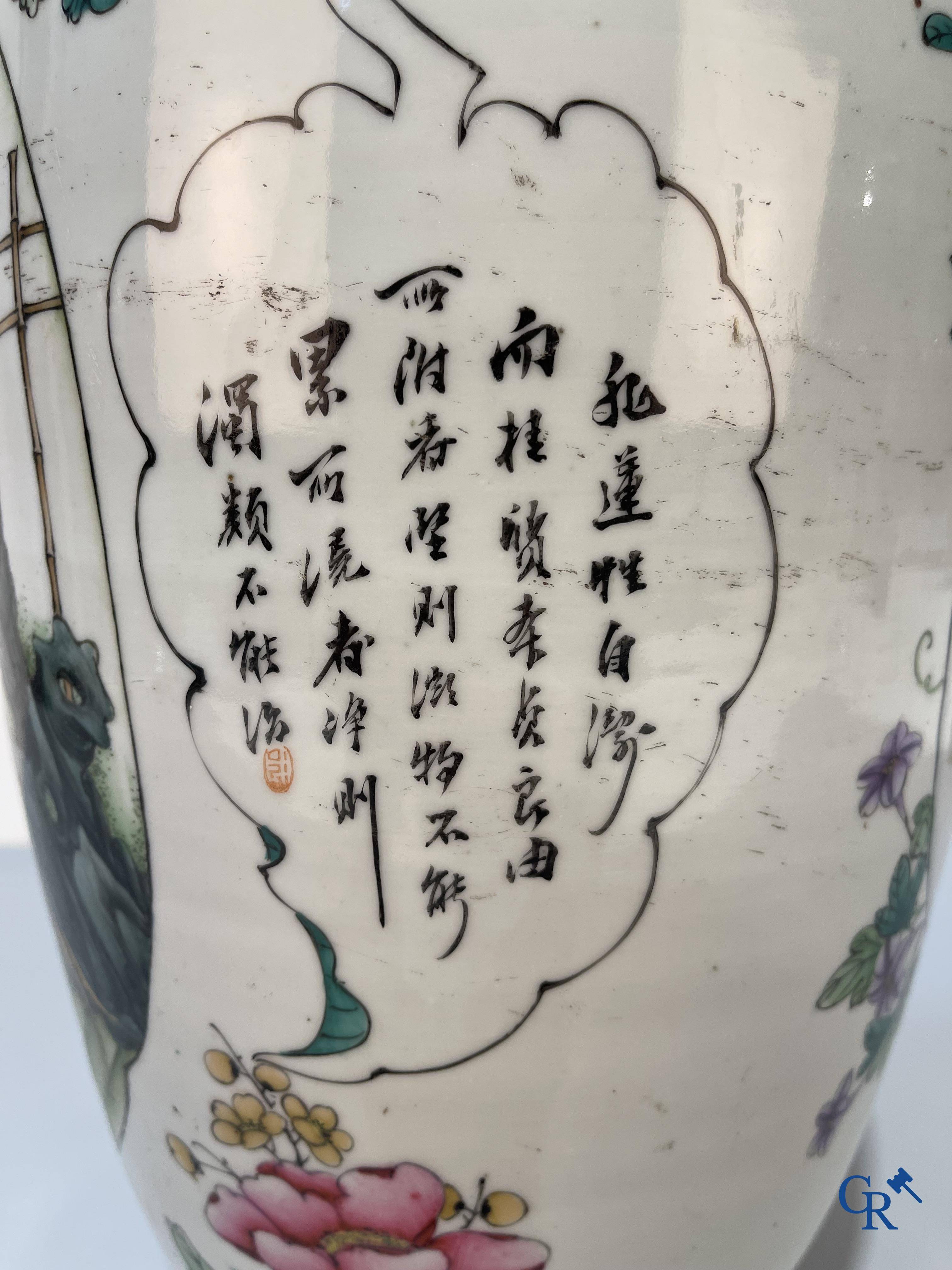 Aziatica, Chinees porselein, een Chinese dubbel decor vaas met hofscènes en kalligrafie. Republiek periode.