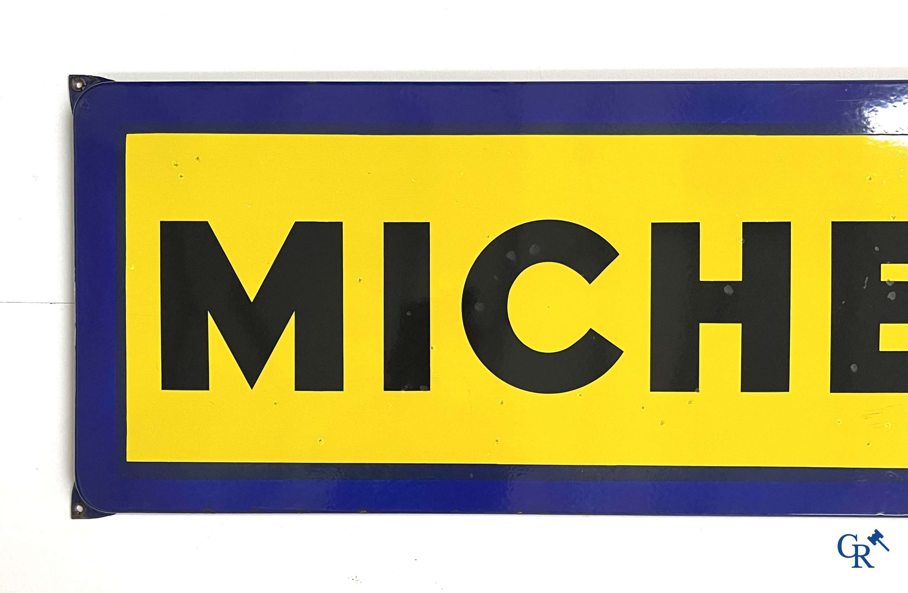 Michelin, groot emaille reclamebord met gele en blauwe achtergrond voor Michelin banden. Emaillerie Belge, 1958.
