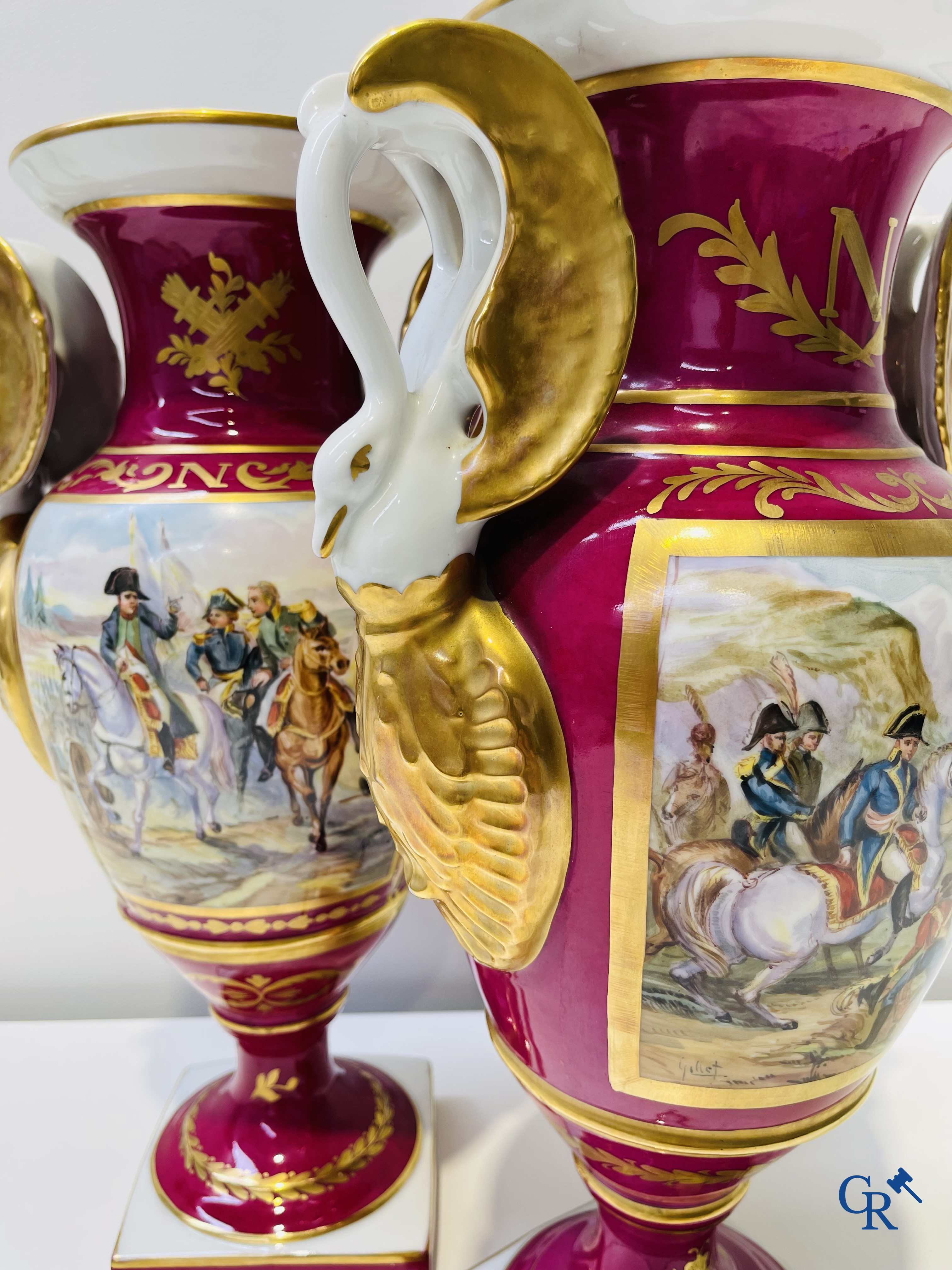 2 grands vases peints à la main en porcelaine de Paris avec des scènes de l'époque napoléonienne. Signé Gillet.