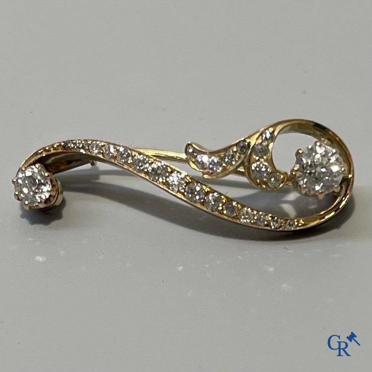 Juwelen, een kleine broche in goud 585°/00 bezet met briljanten.