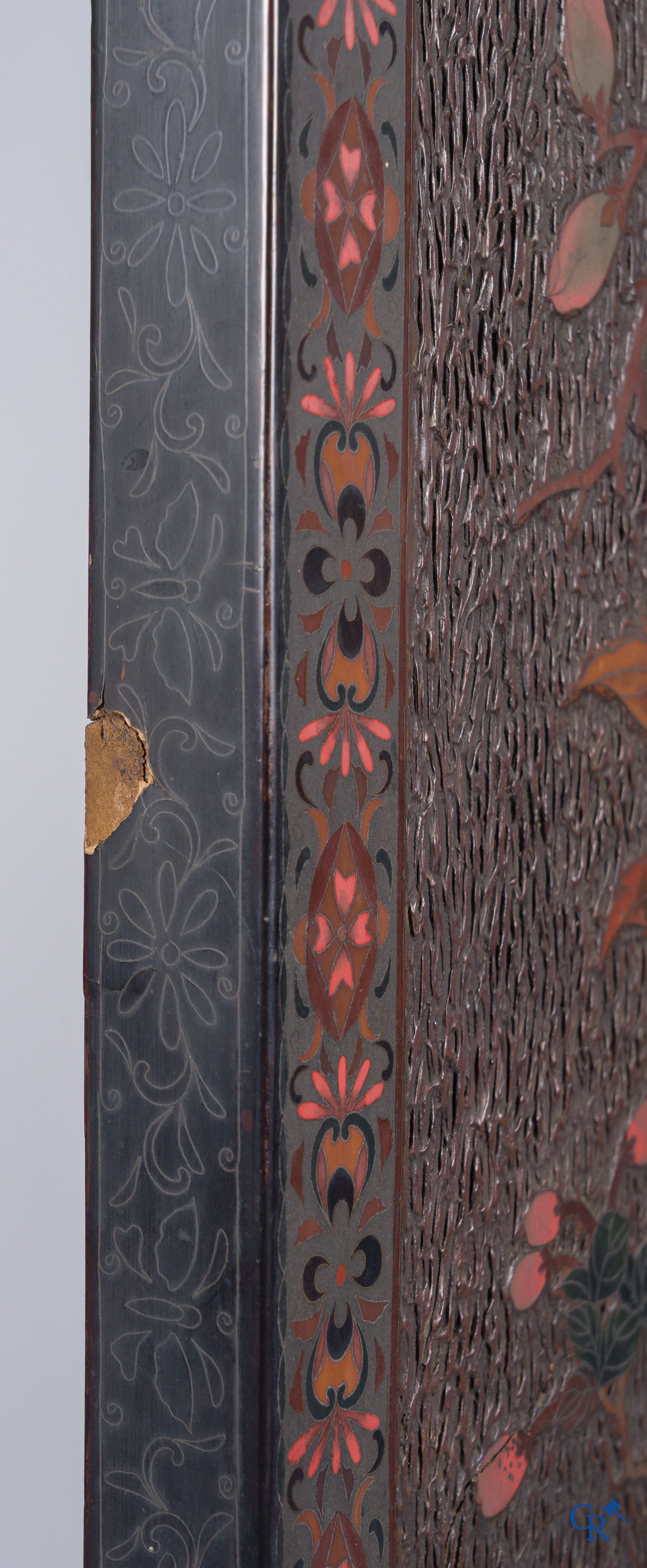 Aziatica, een groot houten paneel met lakwerk en inlegwerk. Bloemen en vlinder decor. 19e eeuw.