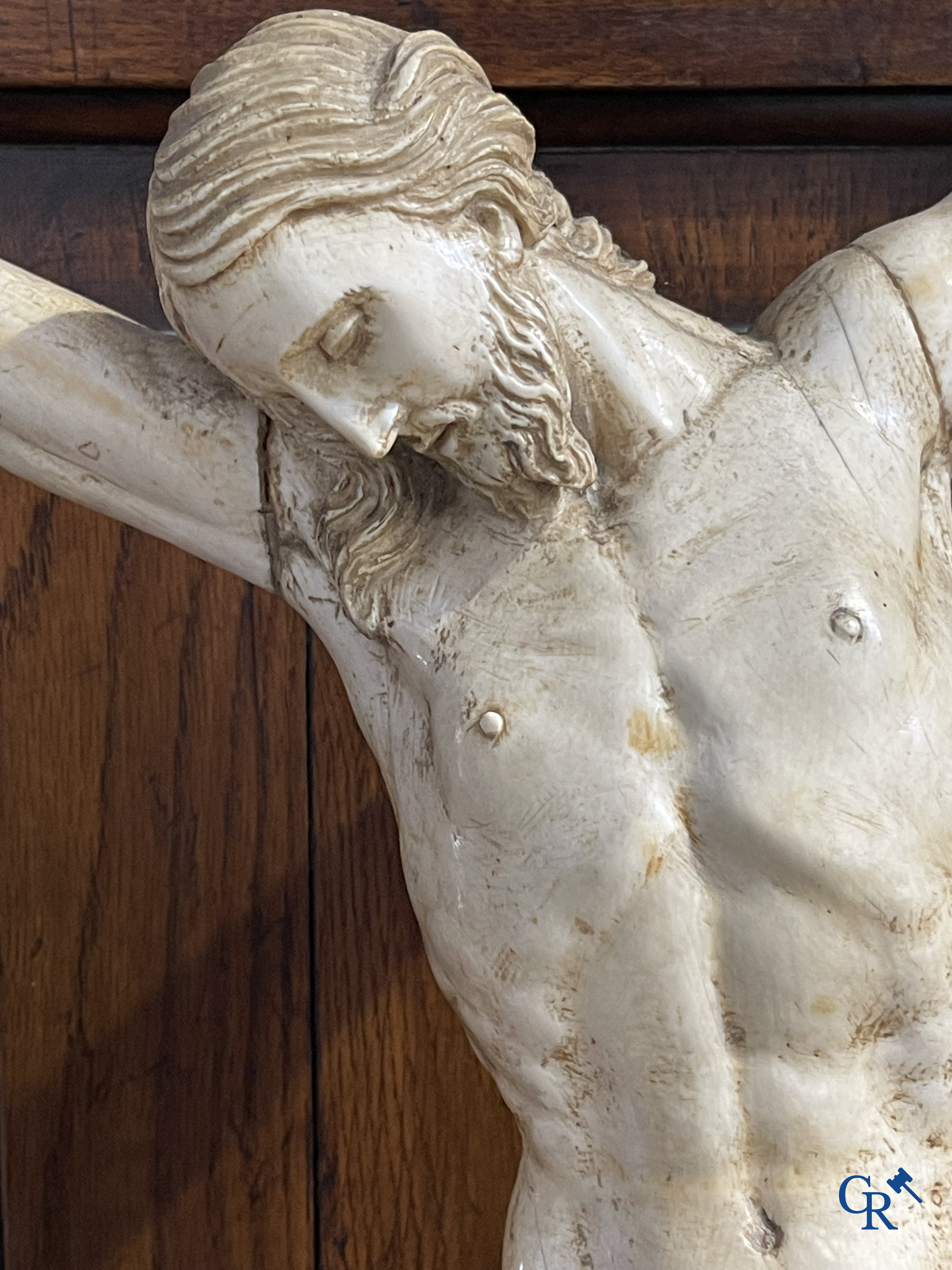 Religieuze objecten, een grote corpus in gesneden ivoor. Europees werk. 18e-19e eeuw.