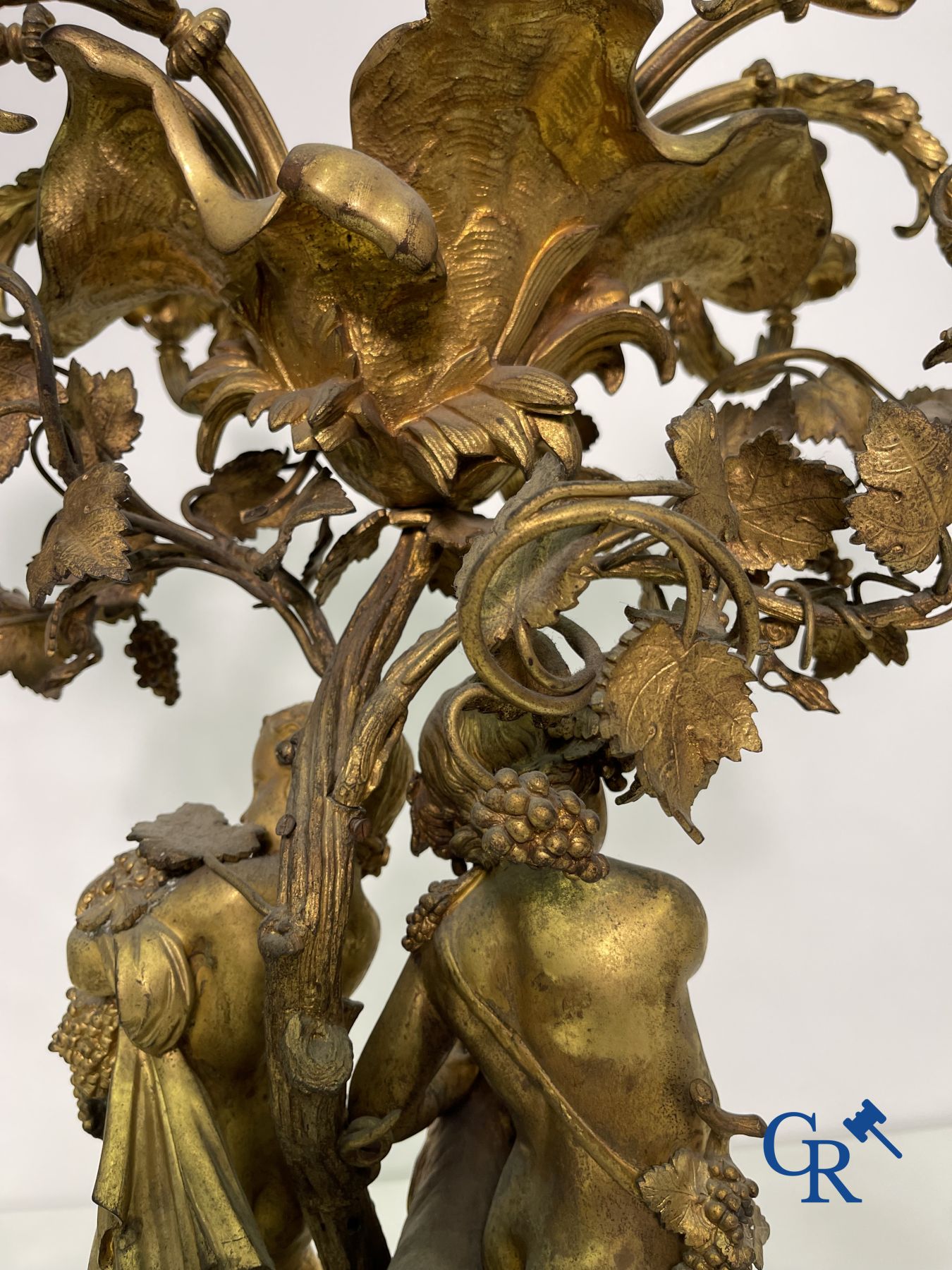 Important paire de chandeliers en bronze doré avec putti, style LXVI. Epoque Napoléon III.