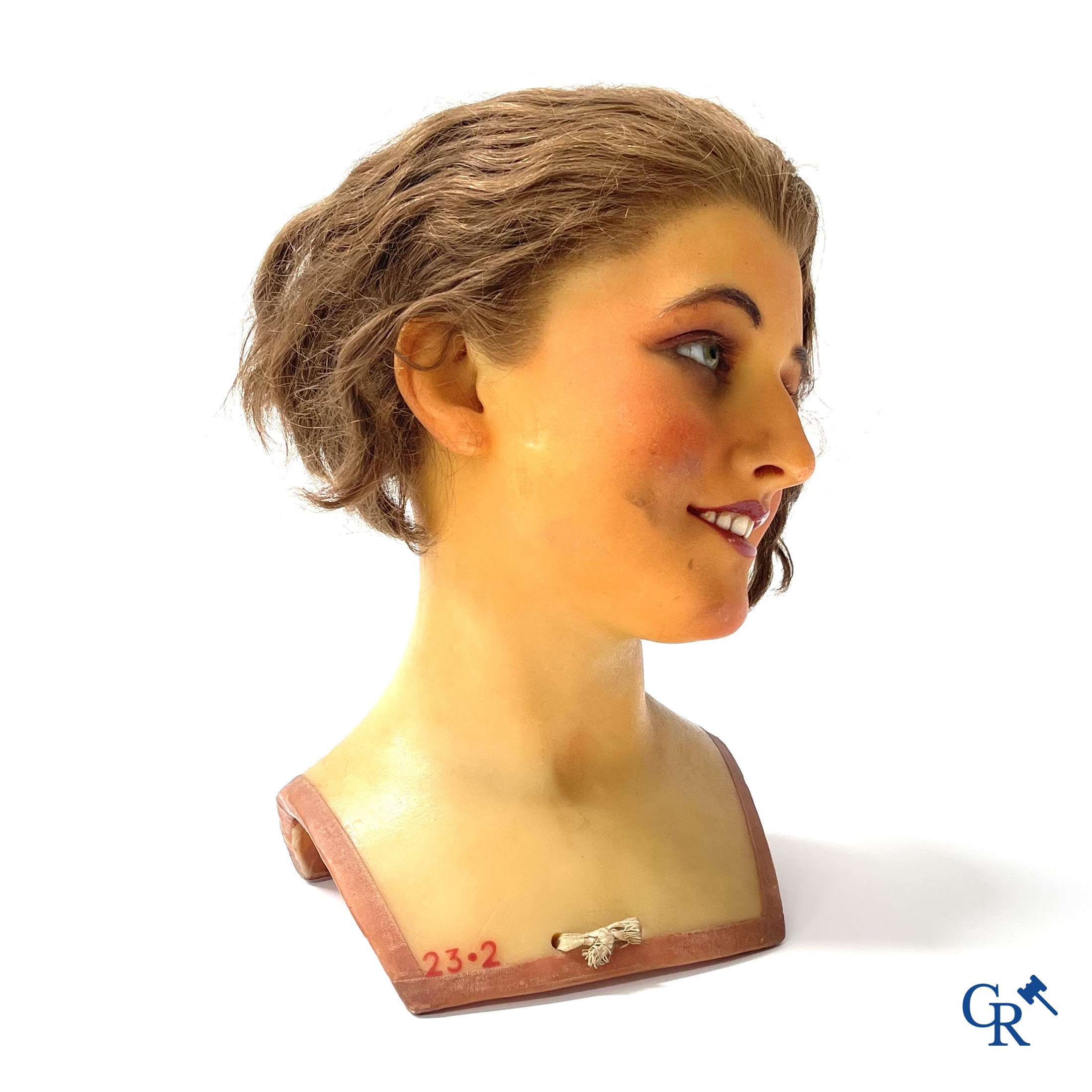 Een paar bustes voor mannequins in was met glazen ogen. Hoogstwaarschijnlijk Siegel of Pierre Imans. Circa 1920.