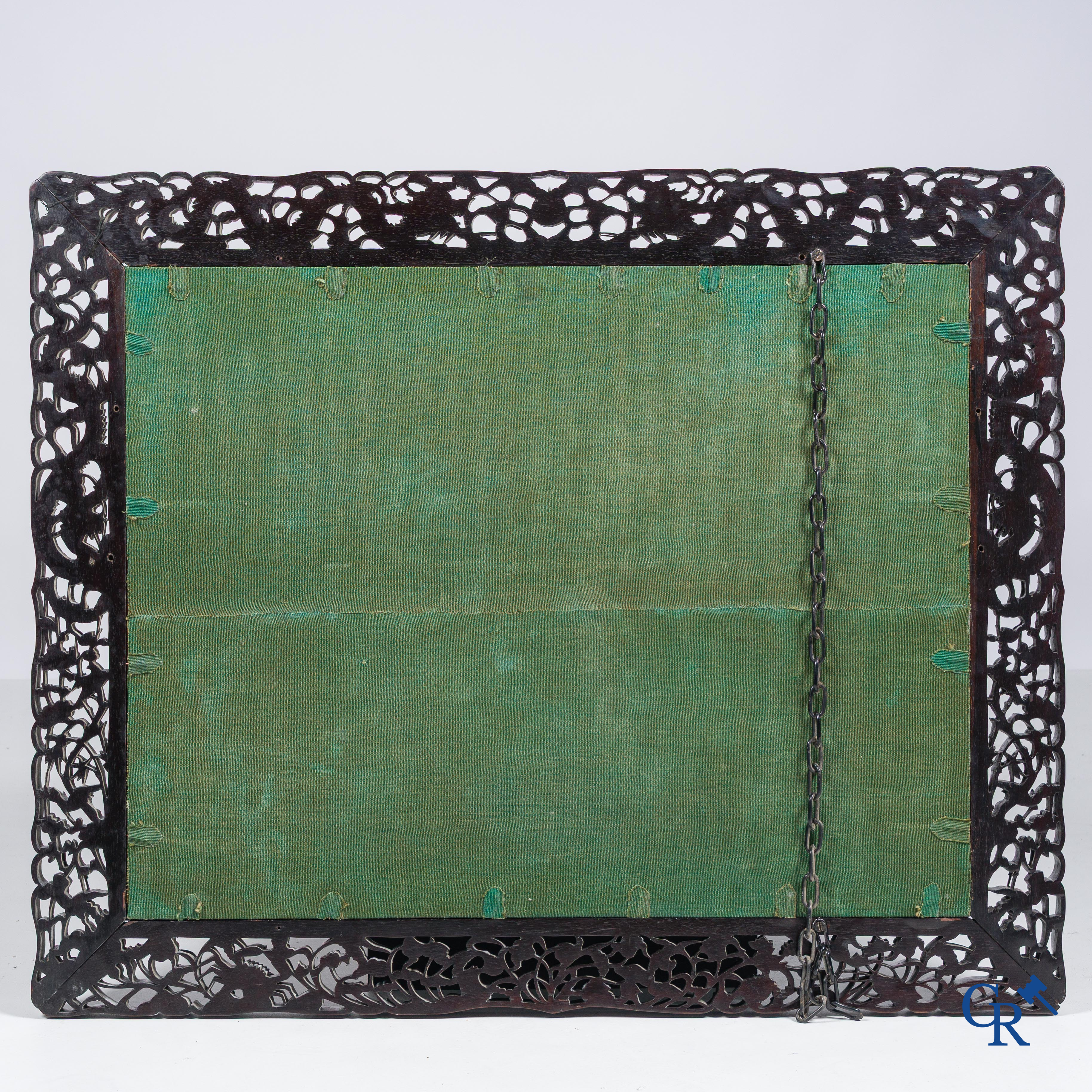 Aziatica, een grote spiegel in gesculpteerd Chinees hardhout. 19e eeuw.