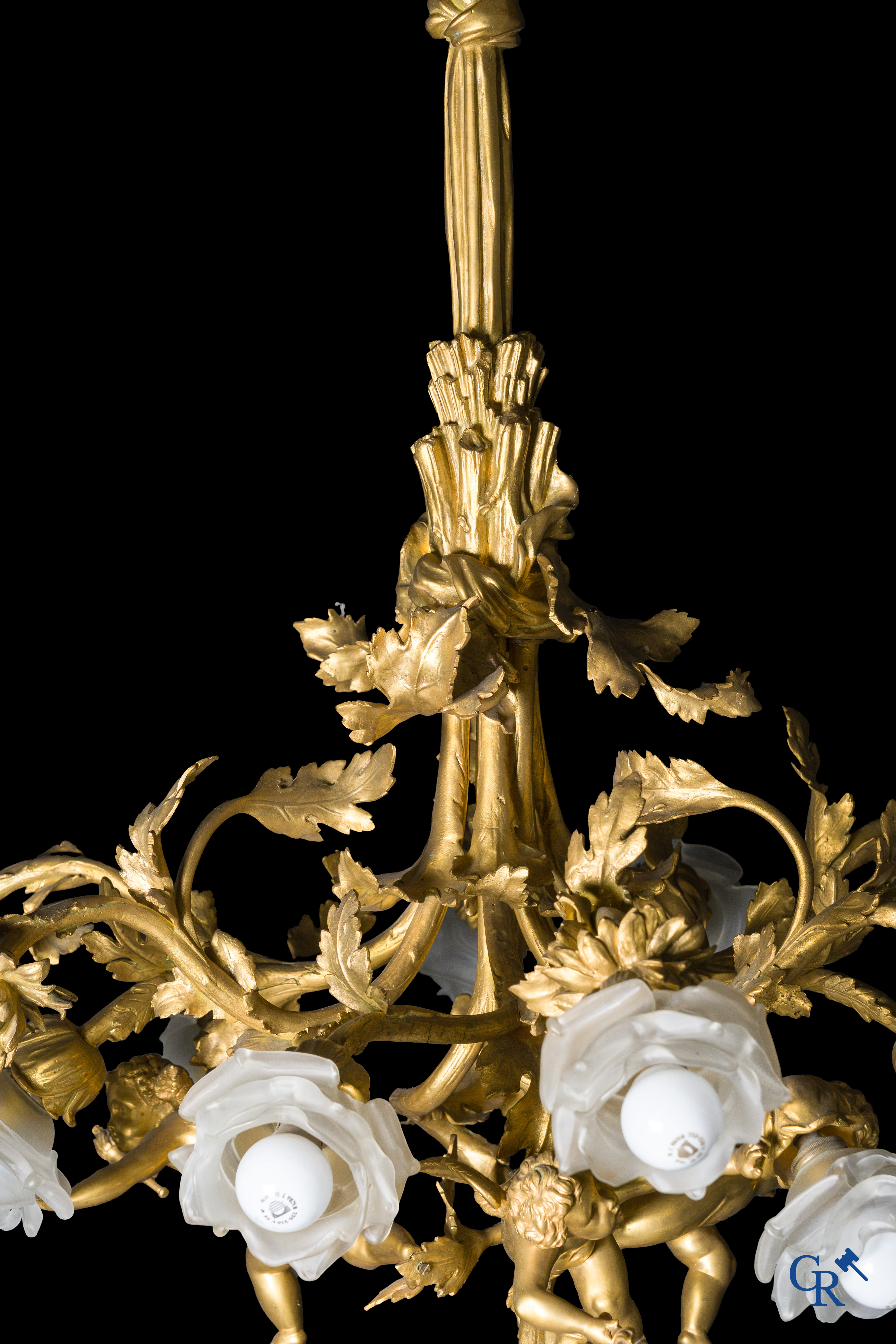 Een imposante bronzen vergulde Napoleon III luchter met 3 putti en 13 lichtpunten. LXVI-Stijl.