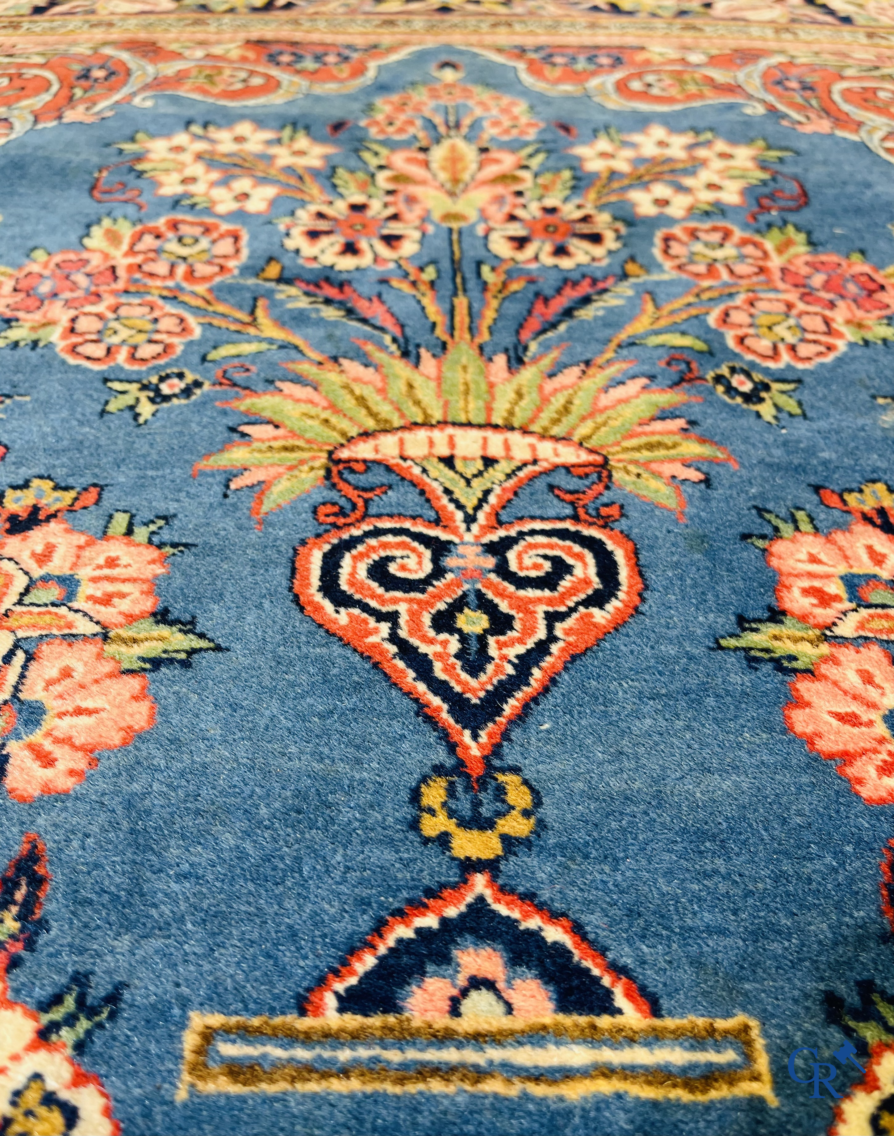 Tapis d'orient: Iran, tapis persan antique finement noué à la main avec des fleurs et des vases à fleurs.