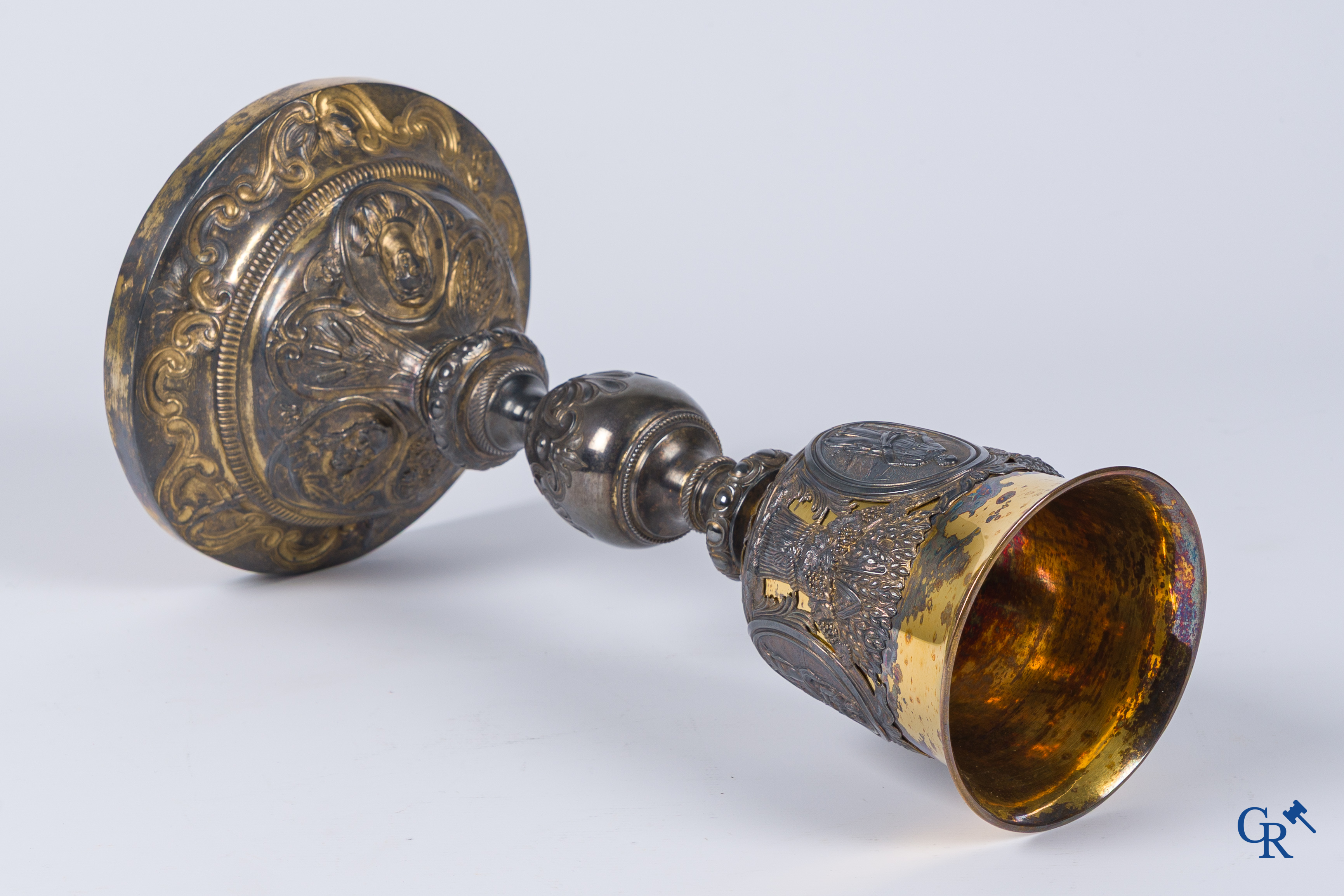 Martin & Dejean, orfèvres. Een reliëf gedecoreerde kelk in zilver en vermeil. Parijs, 1ste helft 19e eeuw.