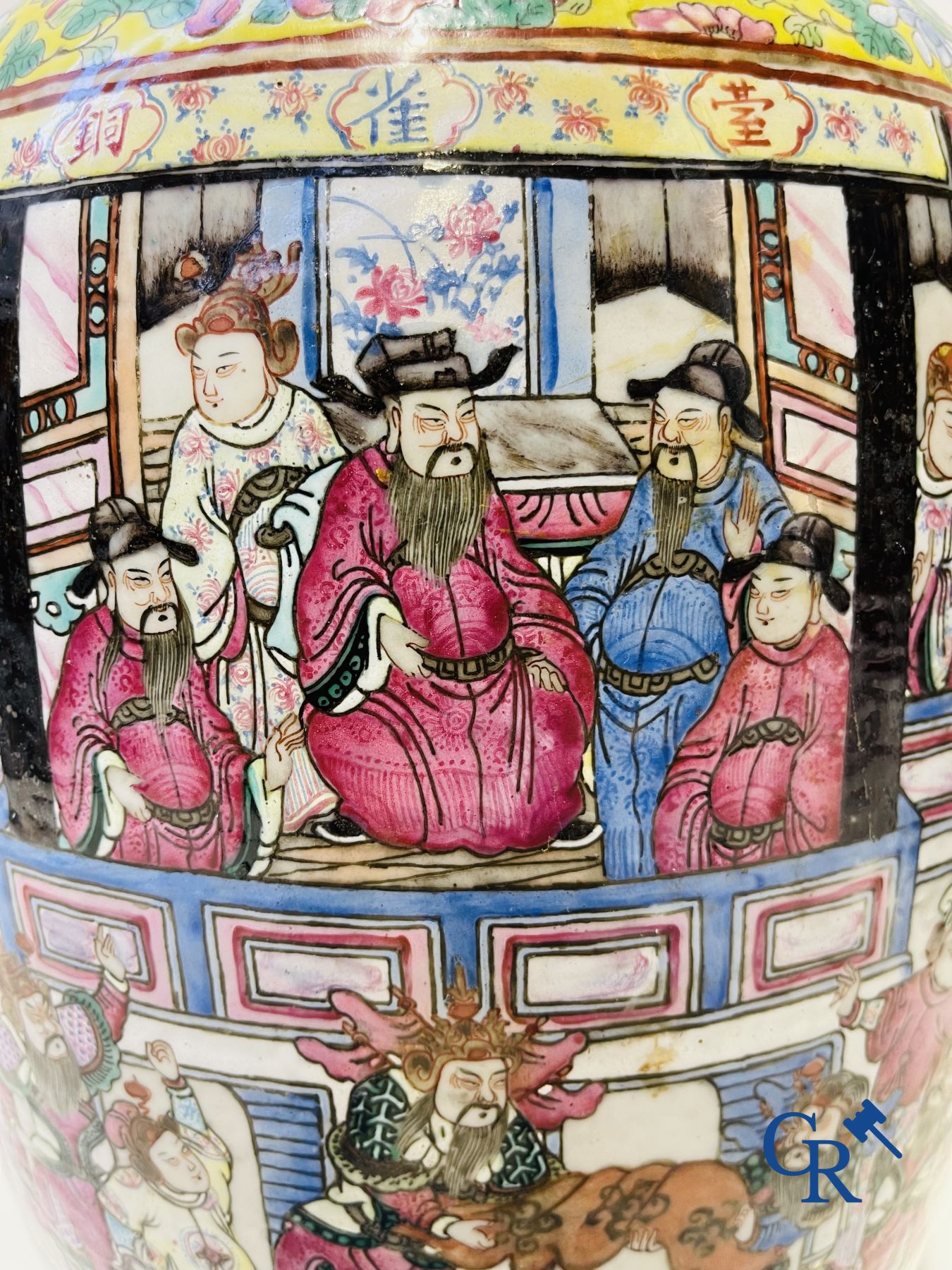 Art asiatique : Une paire de vases chinoise famille rose sur fond jaune avec des scènes de cour. XIXe siècle.