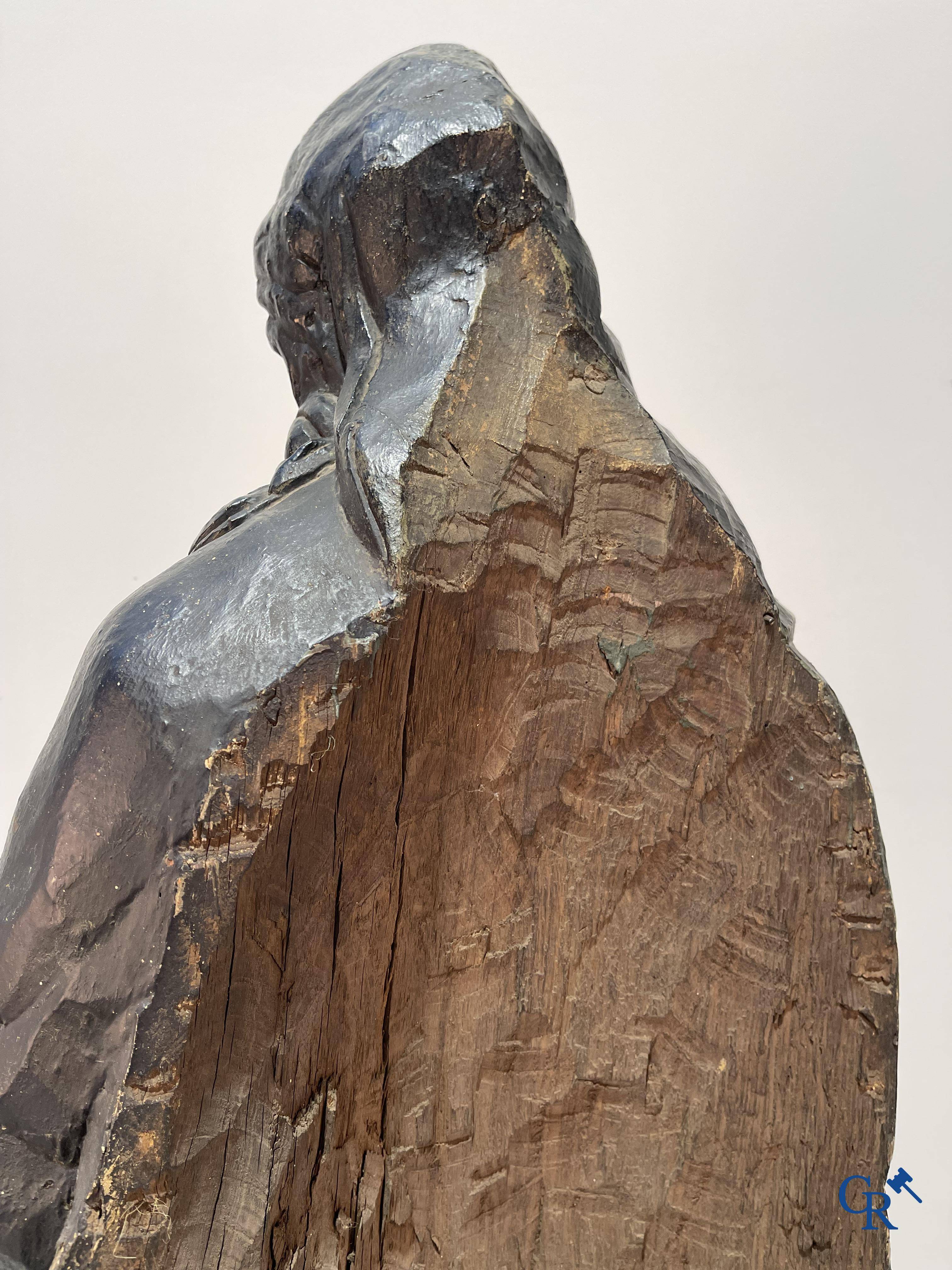 Religieuze objecten, Een imposante houtsculptuur van Sint Catharina met het hoofd van keizer Maxentius. Begin 18e eeuw.