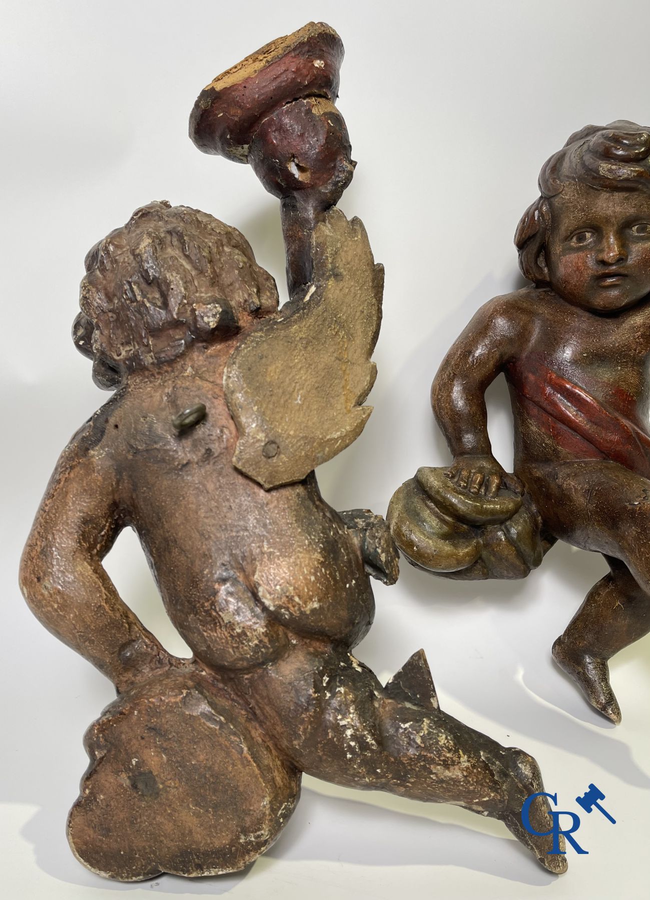 Sculptures en bois : Une paire d'anges en bois sculpté et polychrome du XVIIIe siècle.