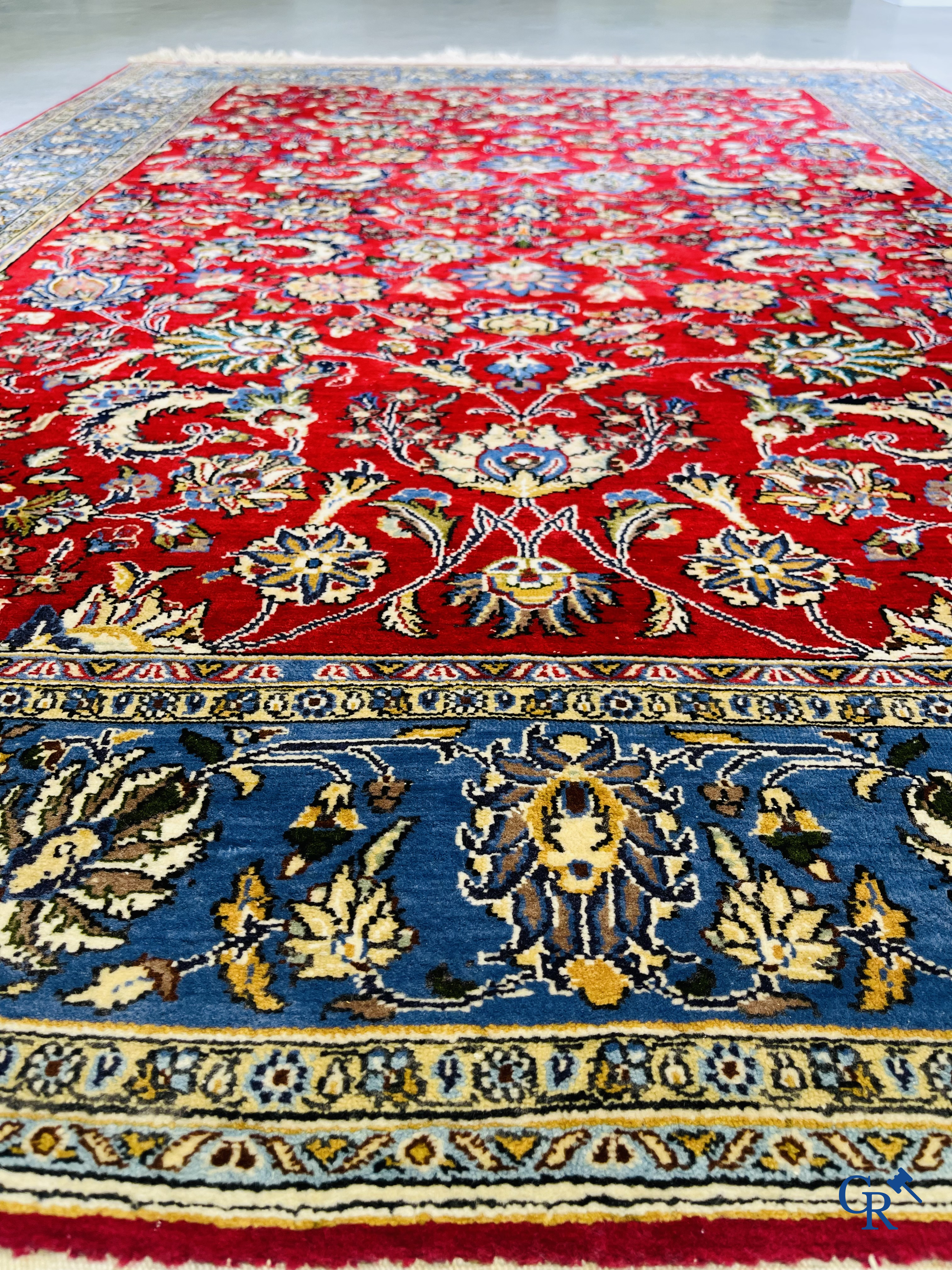 Tapis d'orient: Iran, tapis persan finement noué à la main avec un décor floral sur fond rouge et bleu.